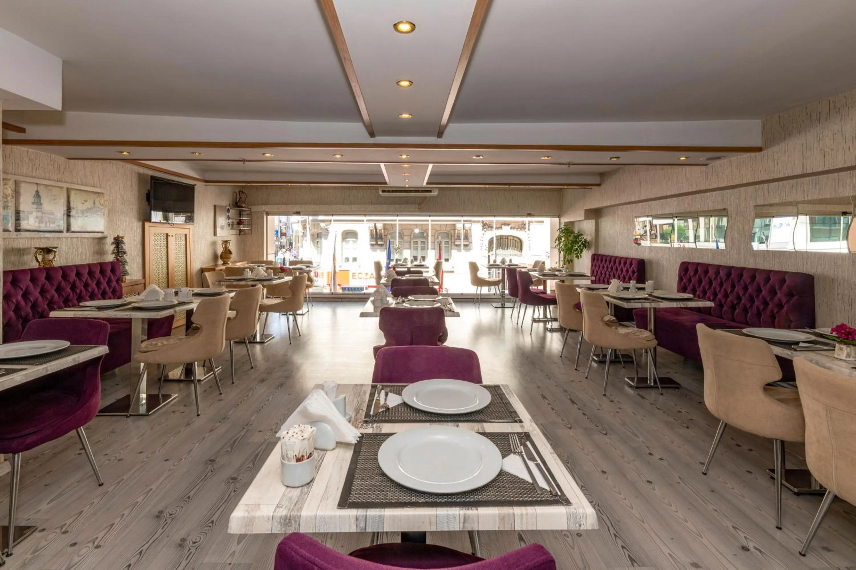 Restaurant/places to eat in Regno Hotel