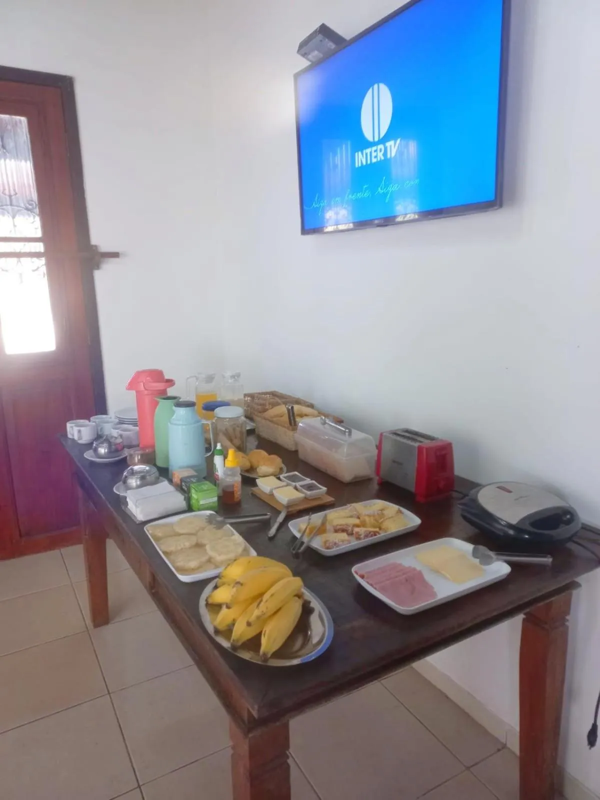 Buffet breakfast in Pousada L'étage