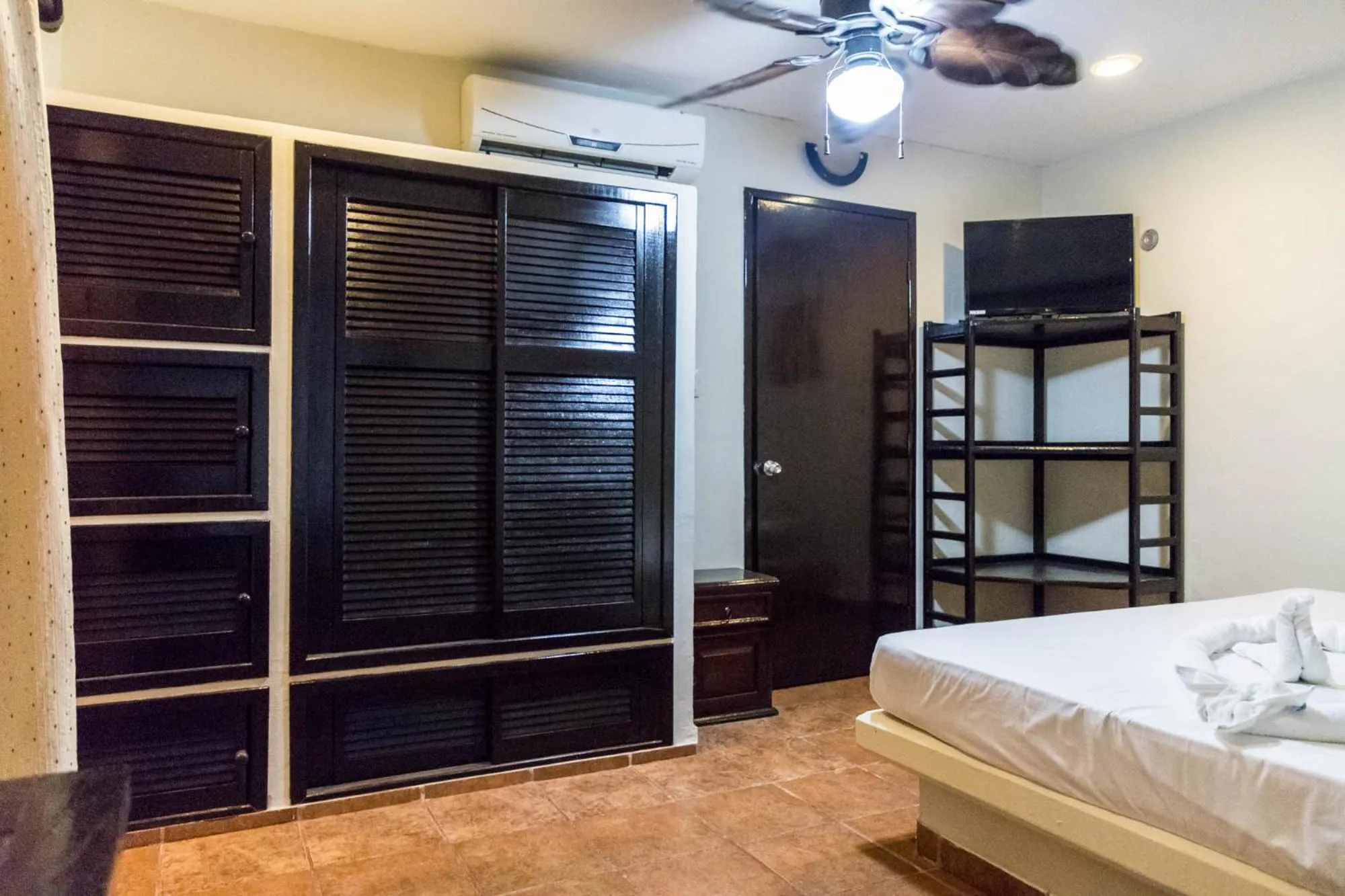 Photo of the whole room, Bed in Moonshine Hotel