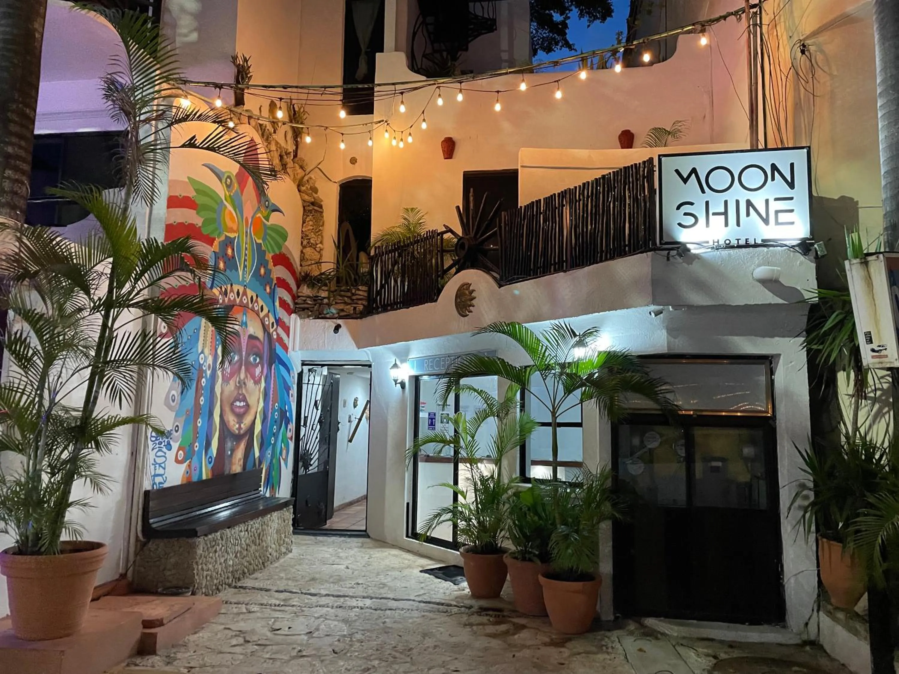 Facade/entrance in Moonshine Hotel