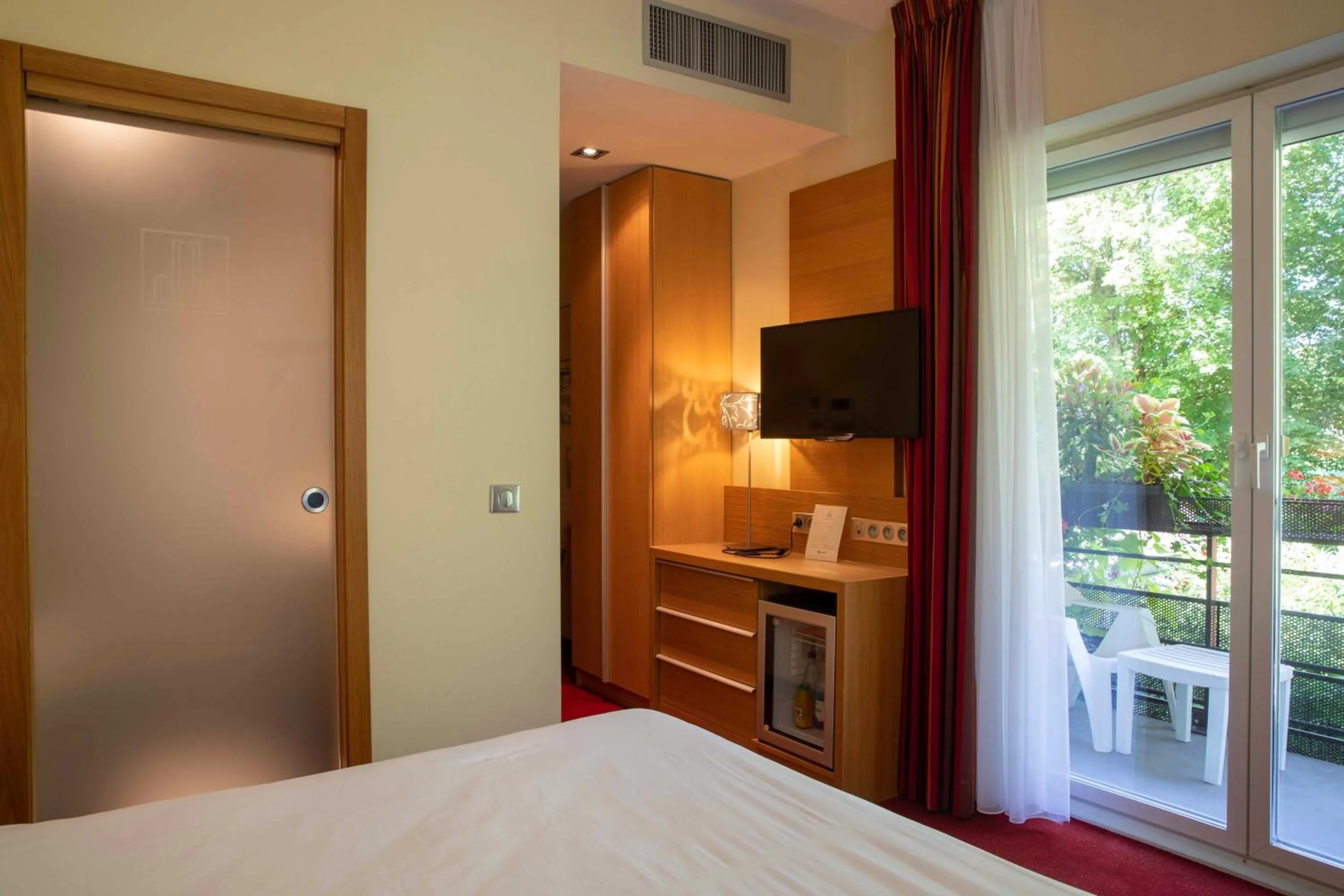 Photo of the whole room, Bed in Hôtel Restaurant Logis Auberge Sundgovienne