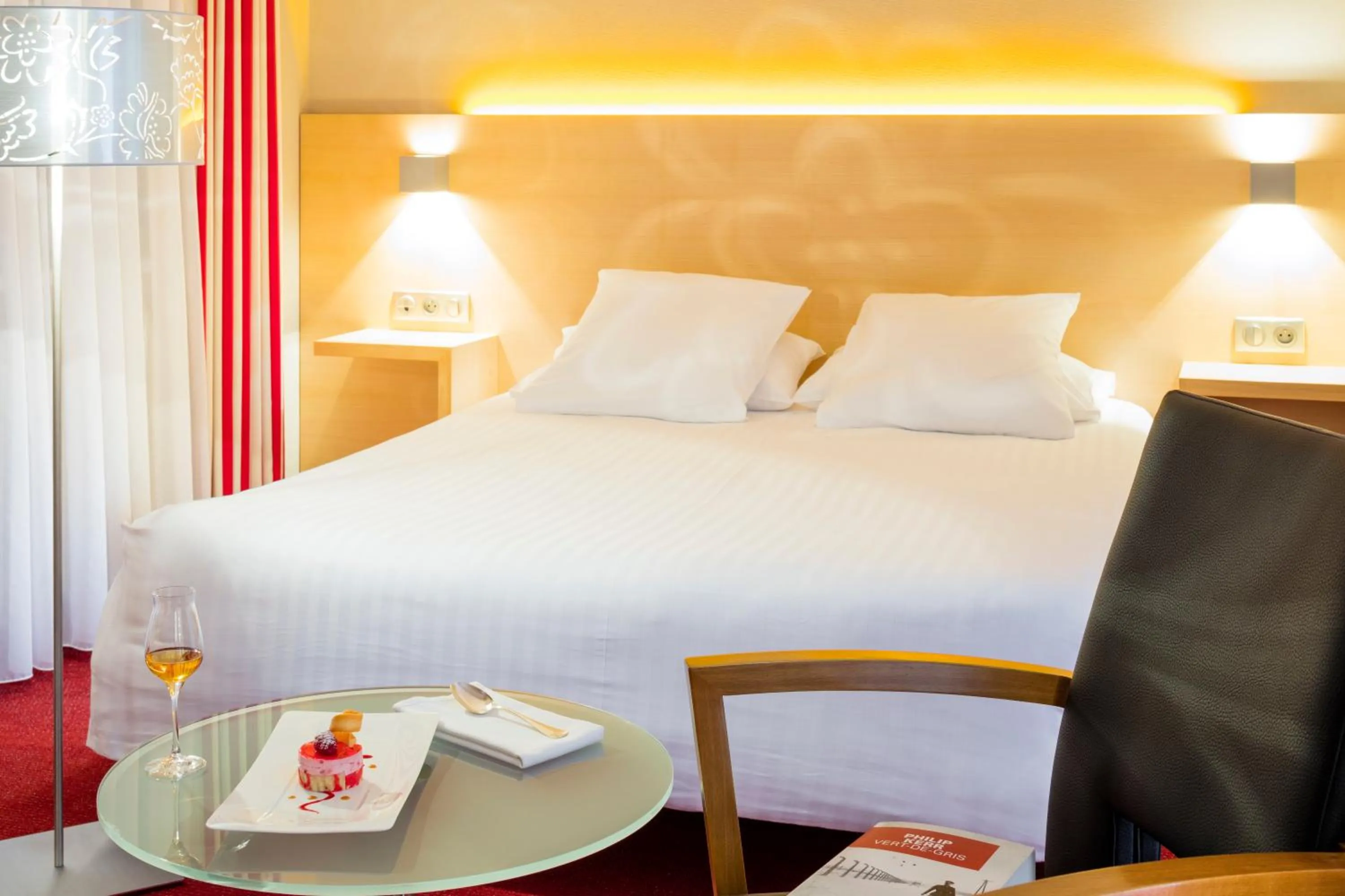 Bedroom, Bed in Hôtel Restaurant Logis Auberge Sundgovienne