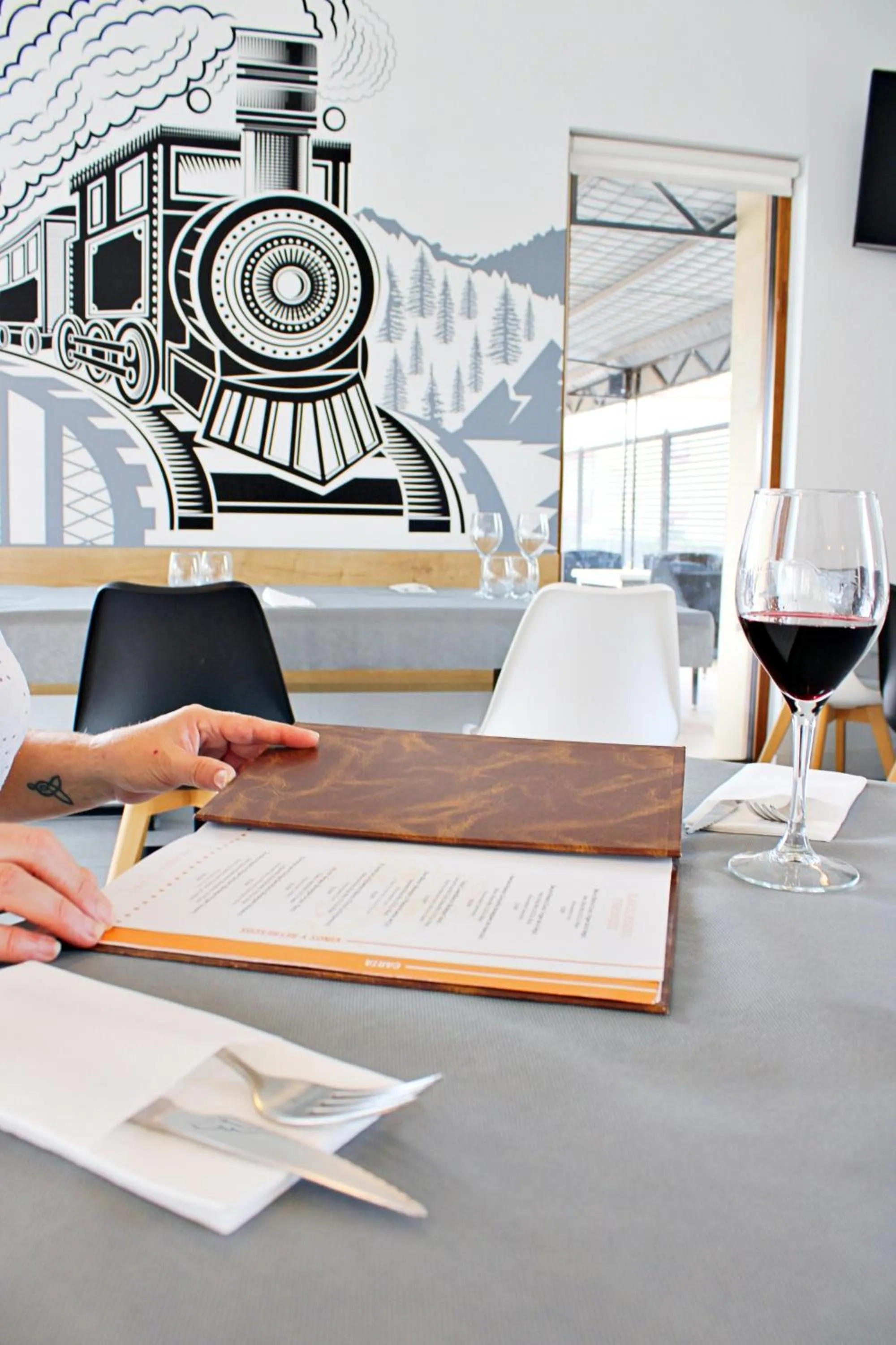 Restaurant/places to eat in Hotel Entrerailes