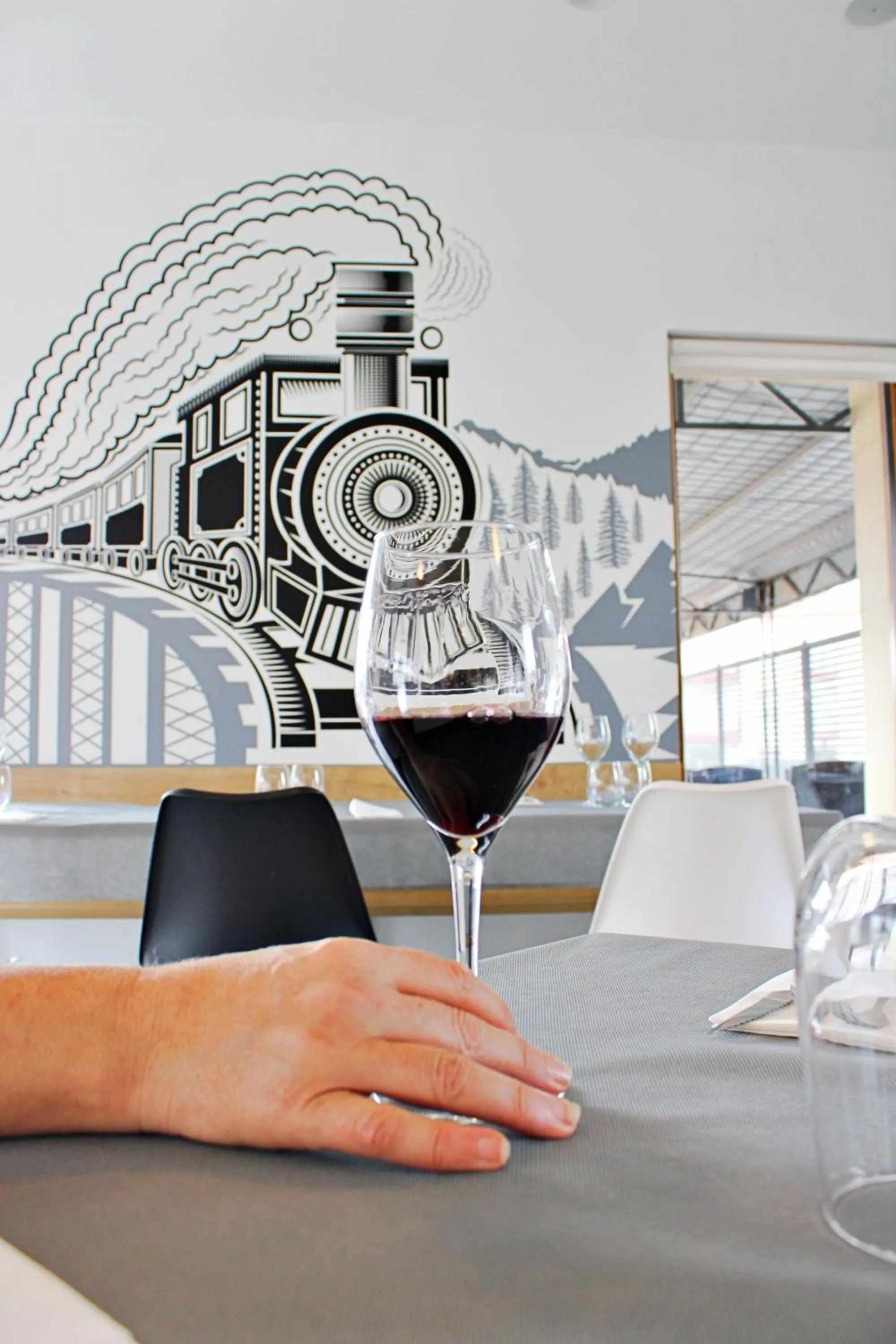 Restaurant/places to eat in Hotel Entrerailes