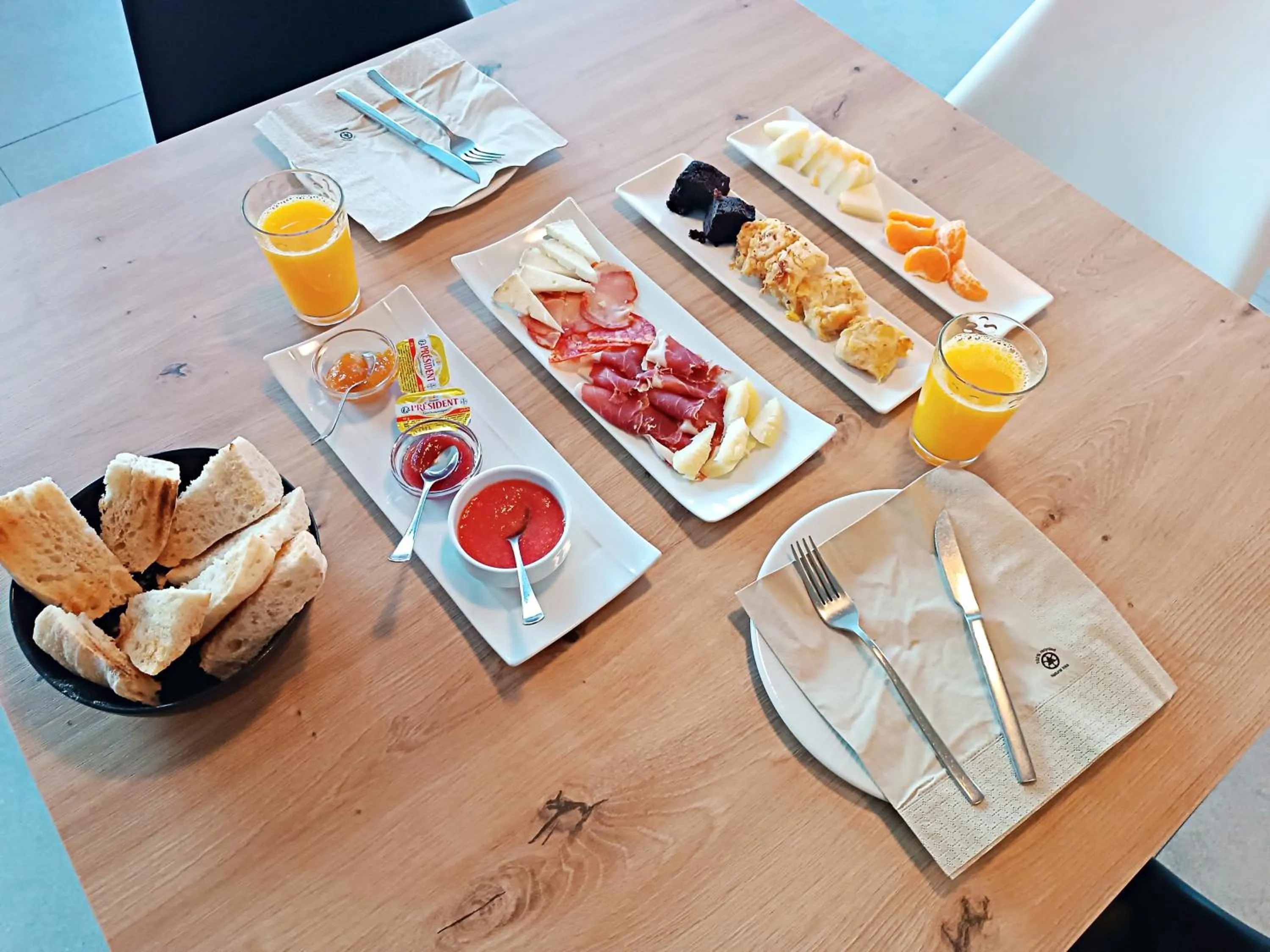 Breakfast in Hotel Entrerailes