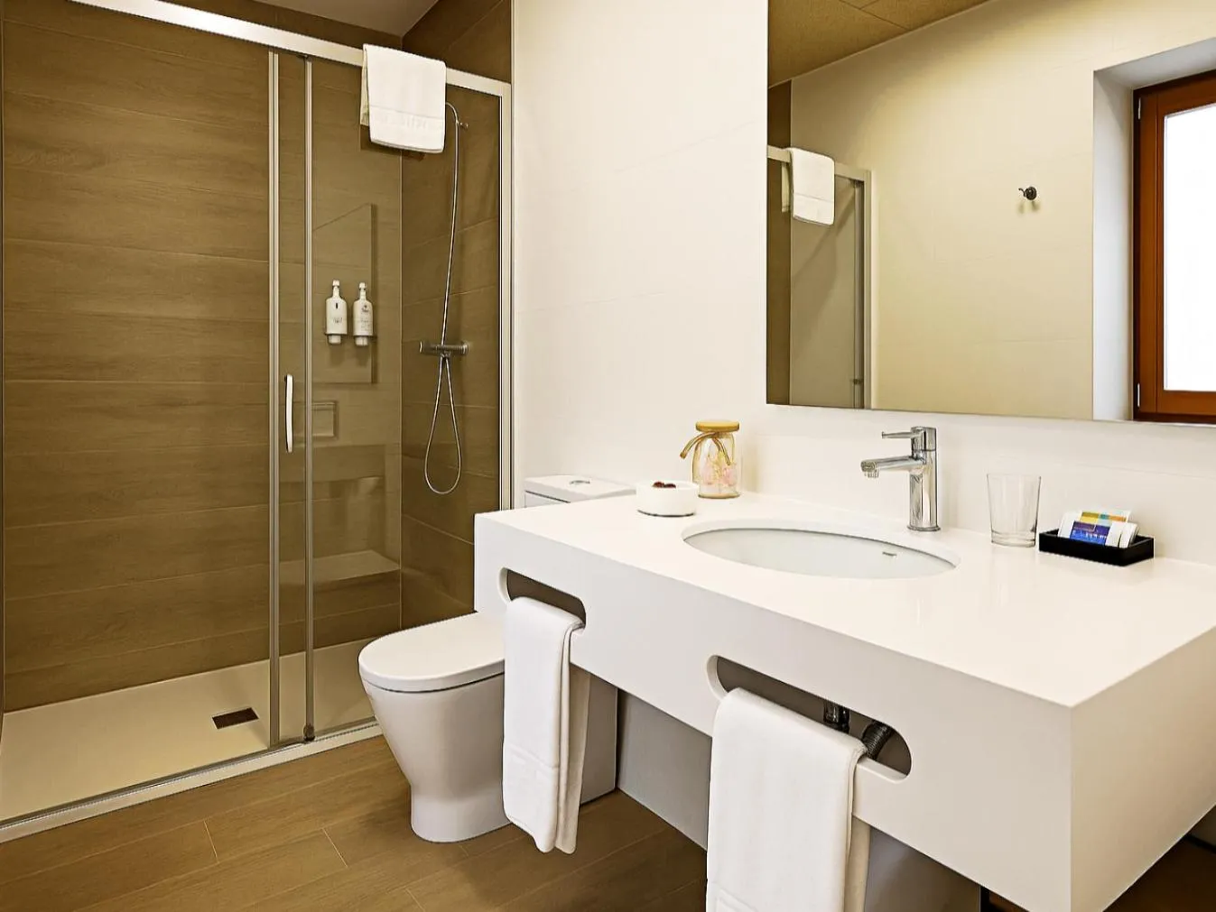 Shower in Hotel Entrerailes