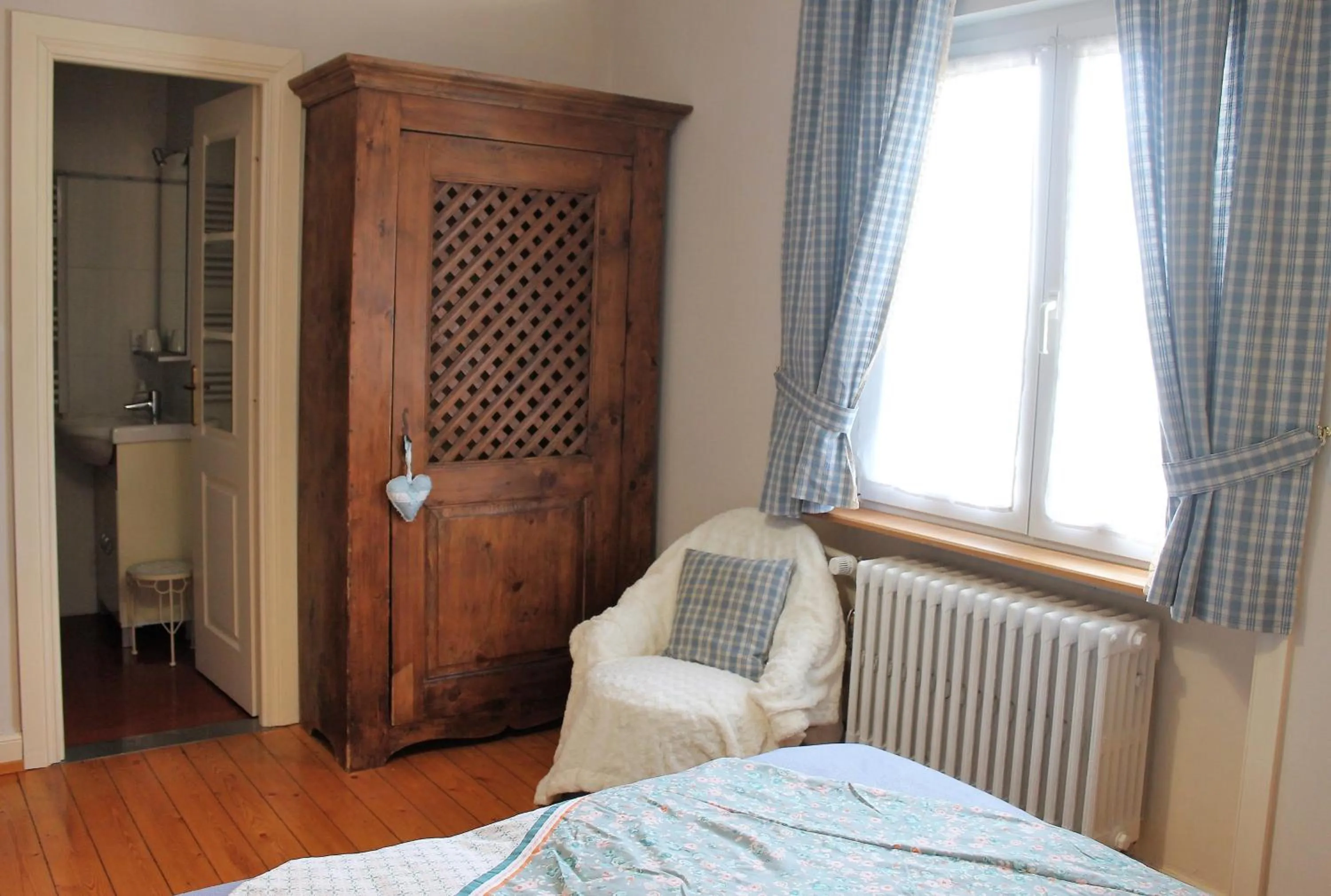 wardrobe, Bed in Aux Berges de la Thur