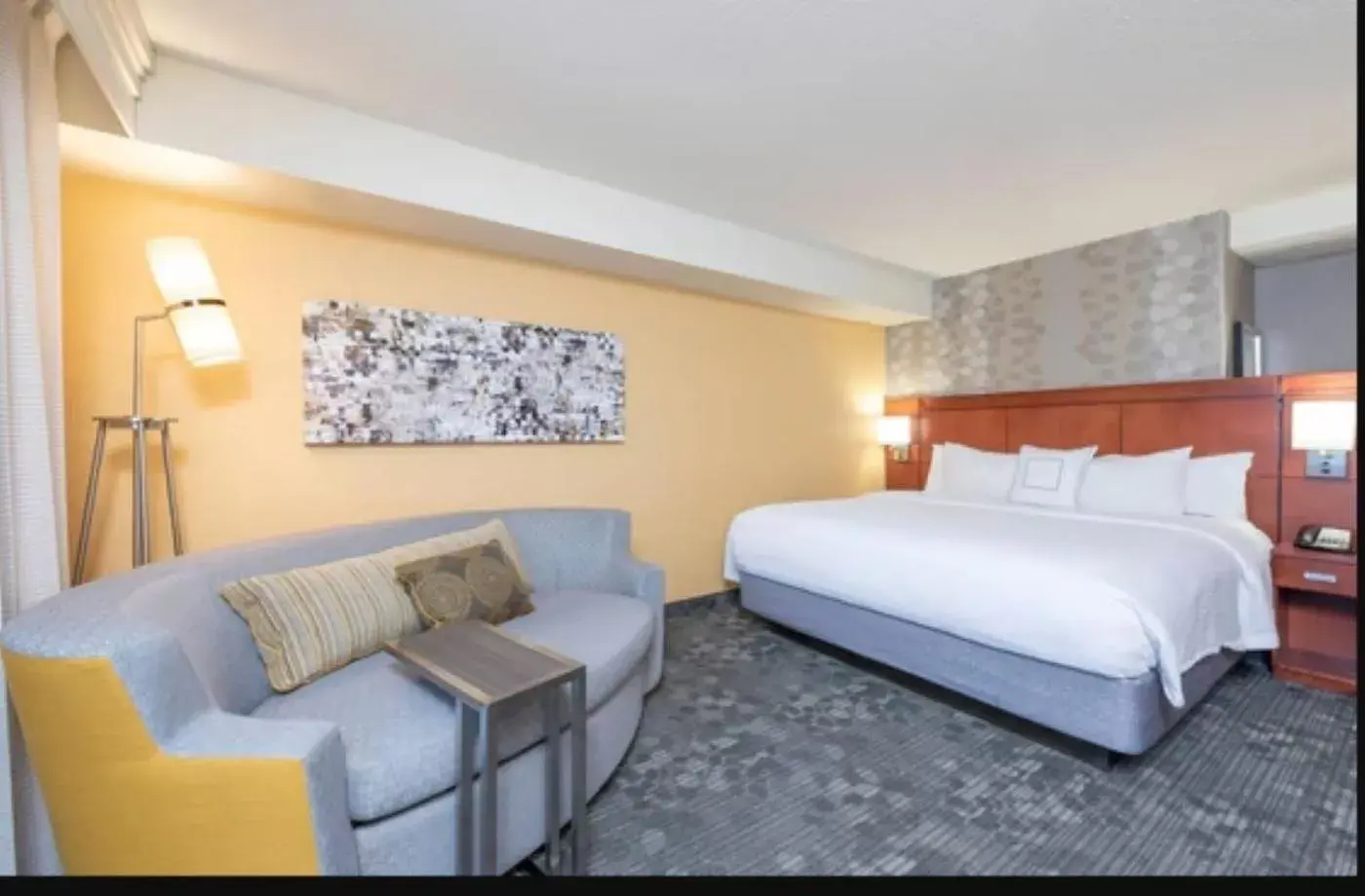 King Room with Sofa Bed in Courtyard Milwaukee Airport King Room with Sofa Bed in Courtyard Milwaukee Airport