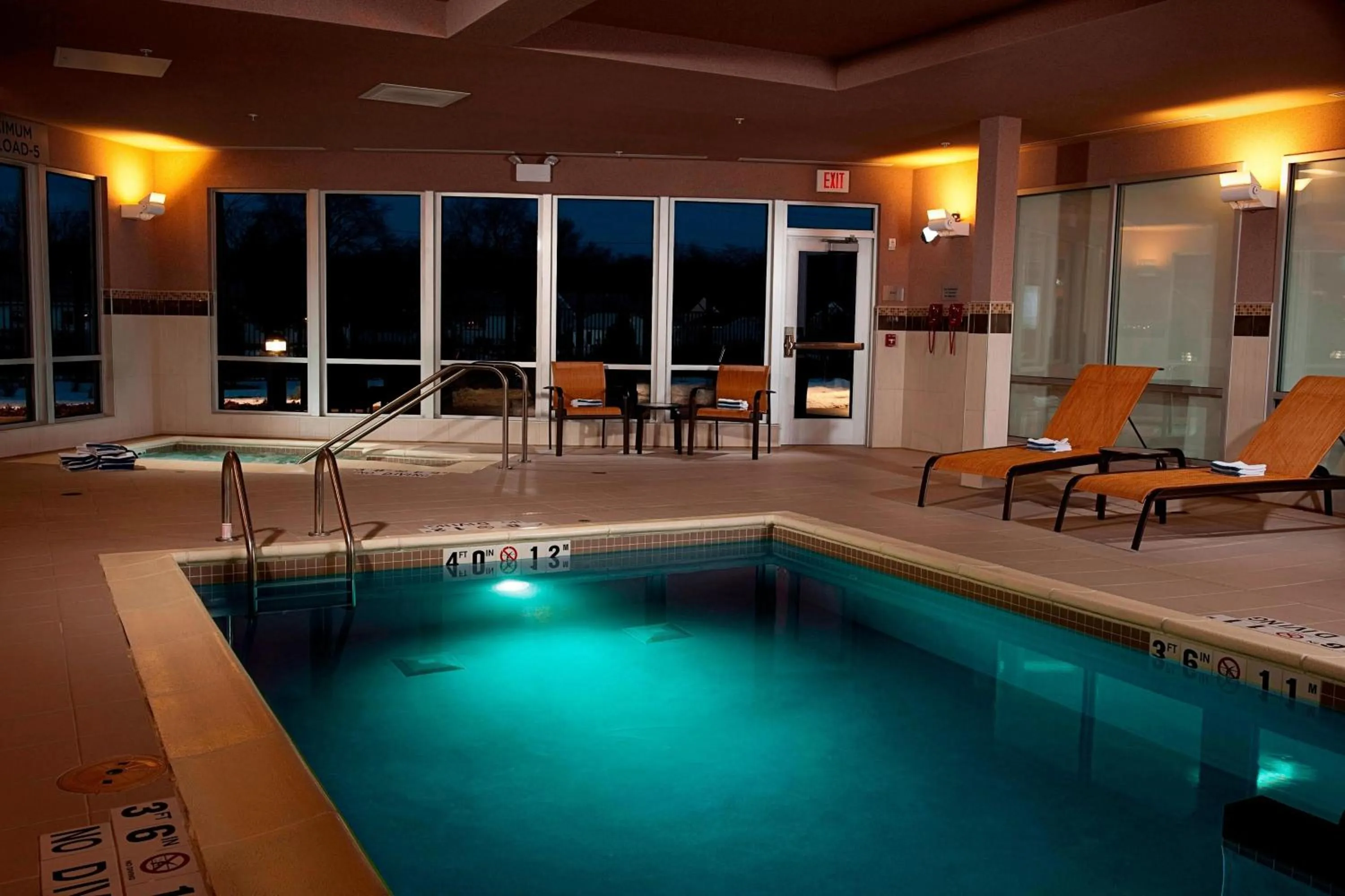 Swimming pool in Courtyard Milwaukee Airport