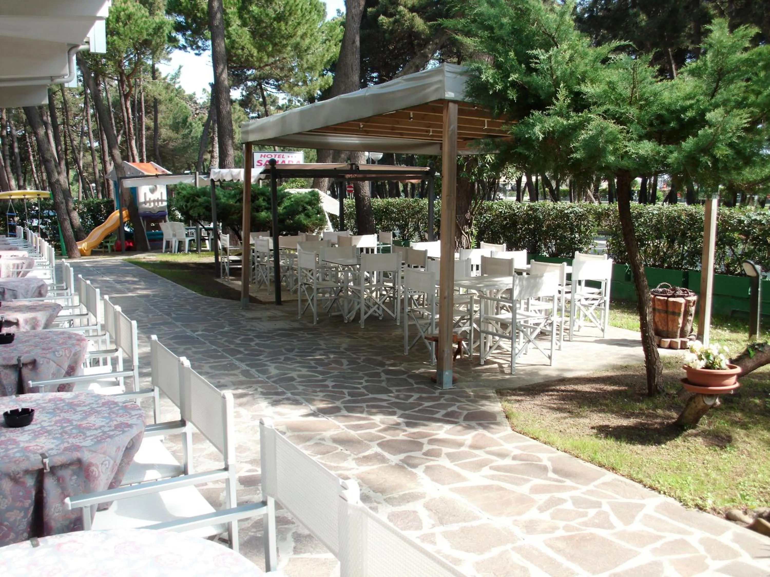 Restaurant/places to eat in Hotel Sahara