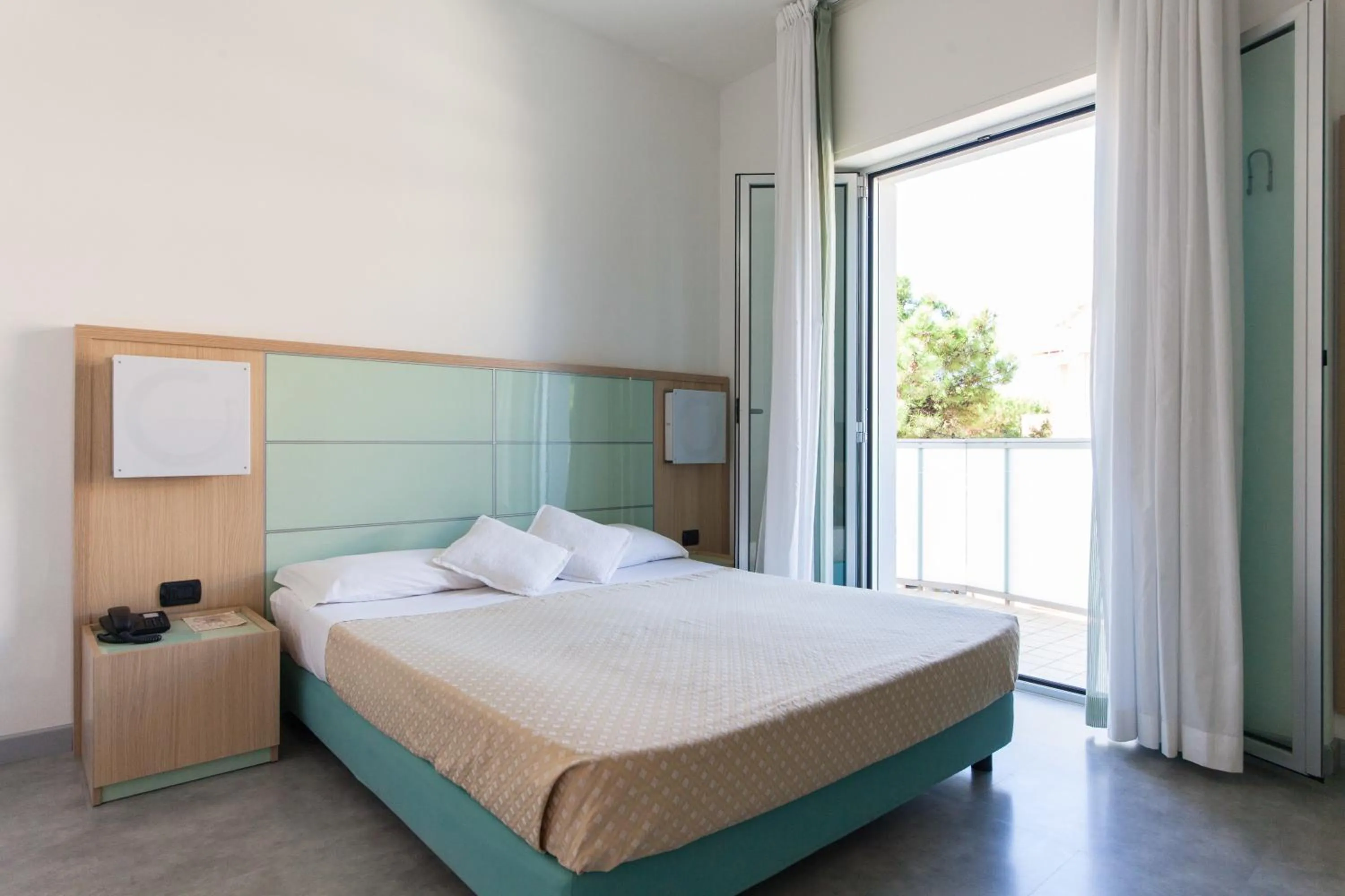 Balcony/Terrace, Bed in Hotel Sahara