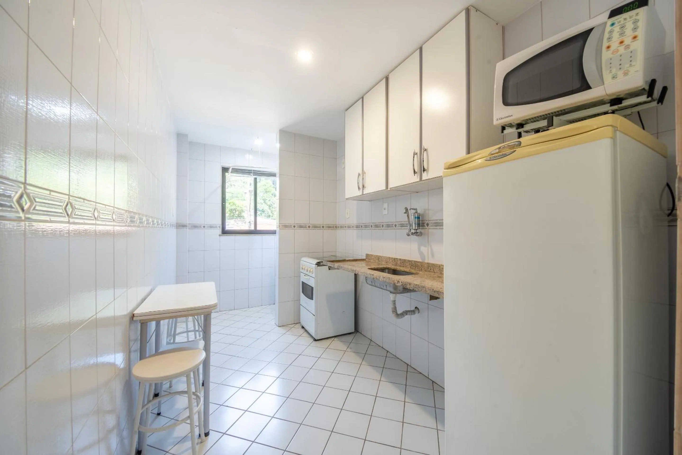 Kitchen or kitchenette in OYO Residencial Itacuruçá Apart Hotel, Mangaratiba
