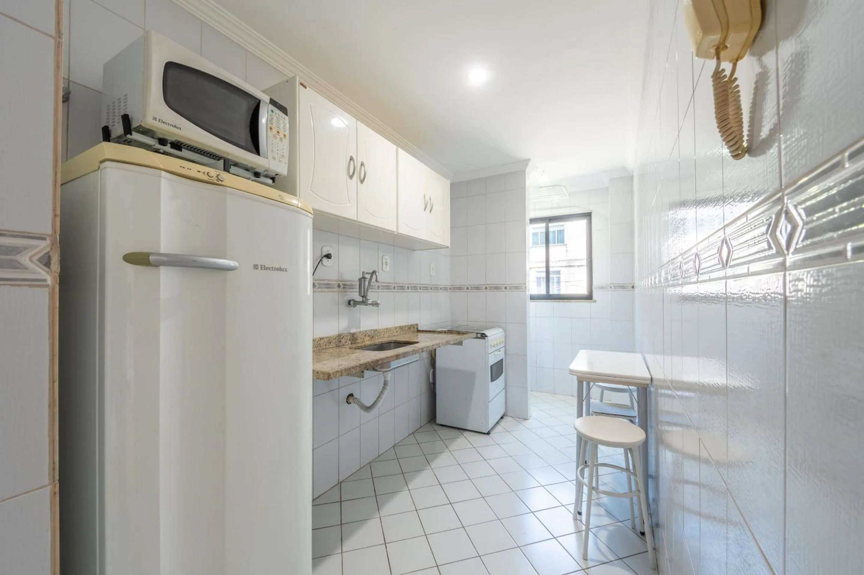 Kitchen or kitchenette in OYO Residencial Itacuruçá Apart Hotel, Mangaratiba