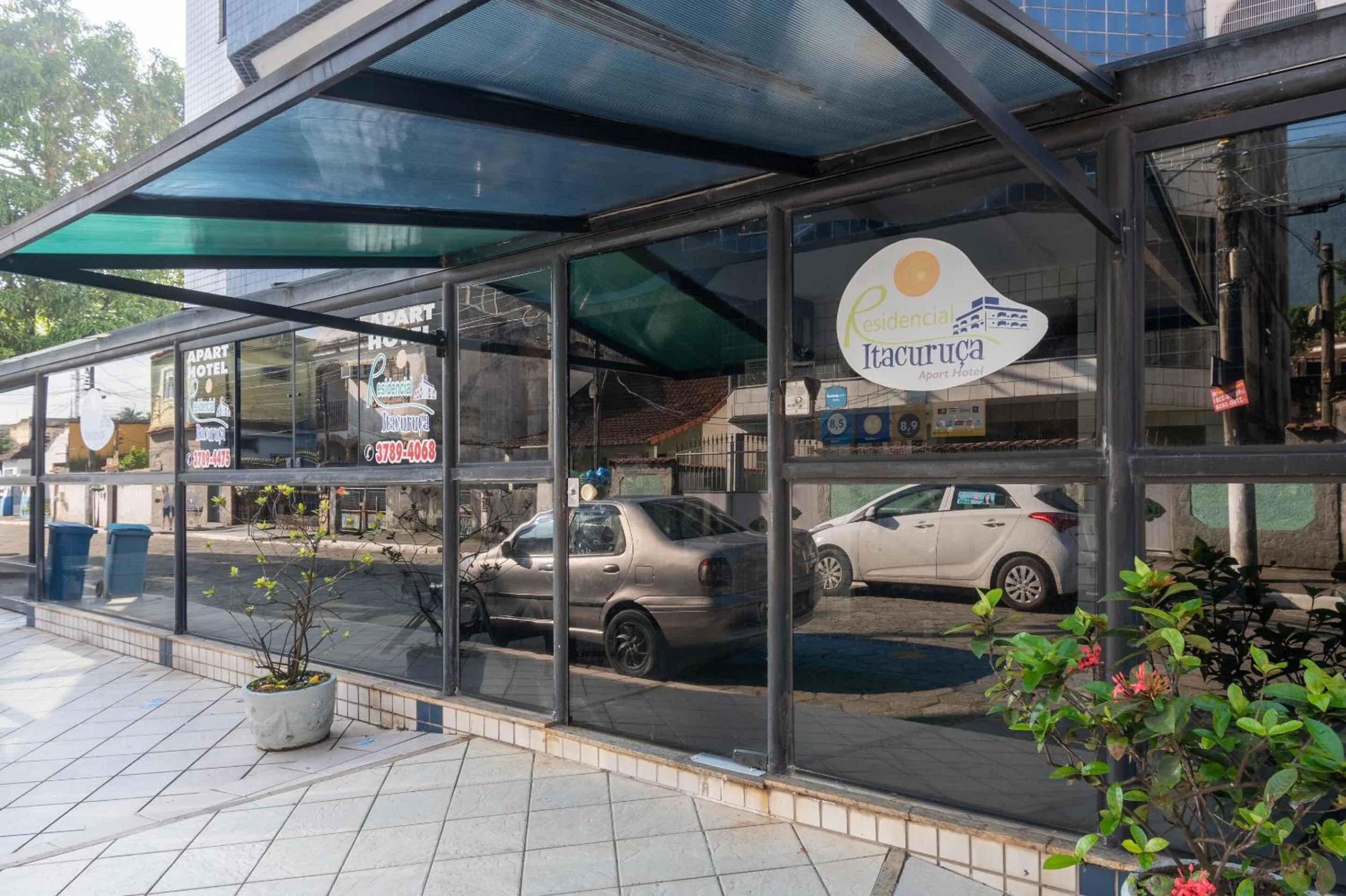 Facade/entrance in OYO Residencial Itacuruçá Apart Hotel, Mangaratiba
