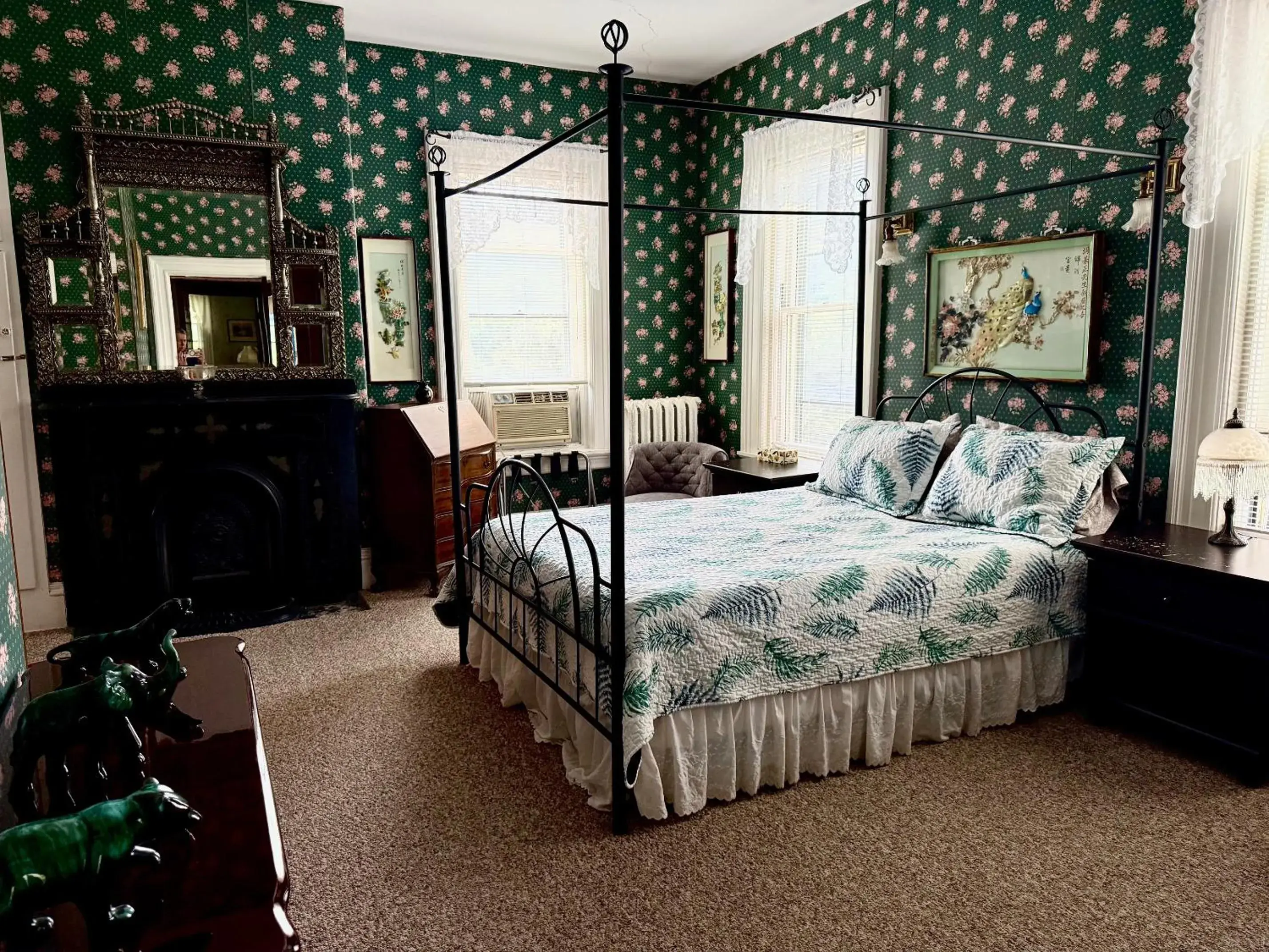 Superior Queen Room in Carriage House Inn Superior Queen Room in Carriage House Inn