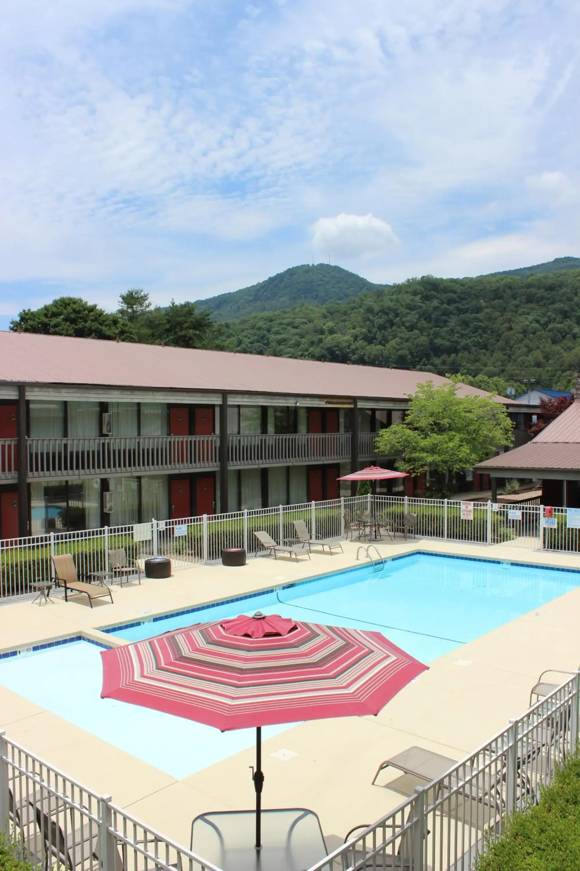 Swimming pool in Great Smokies Inn - Cherokee Swimming pool in Great Smokies Inn - Cherokee