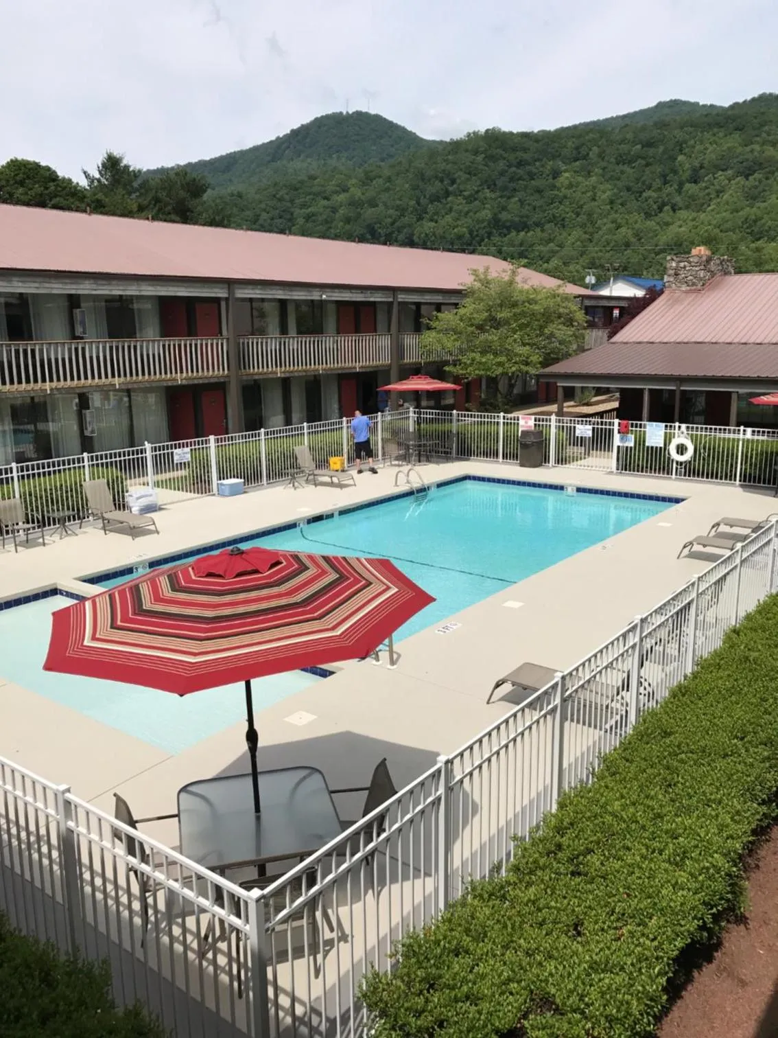 Swimming pool in Great Smokies Inn - Cherokee
