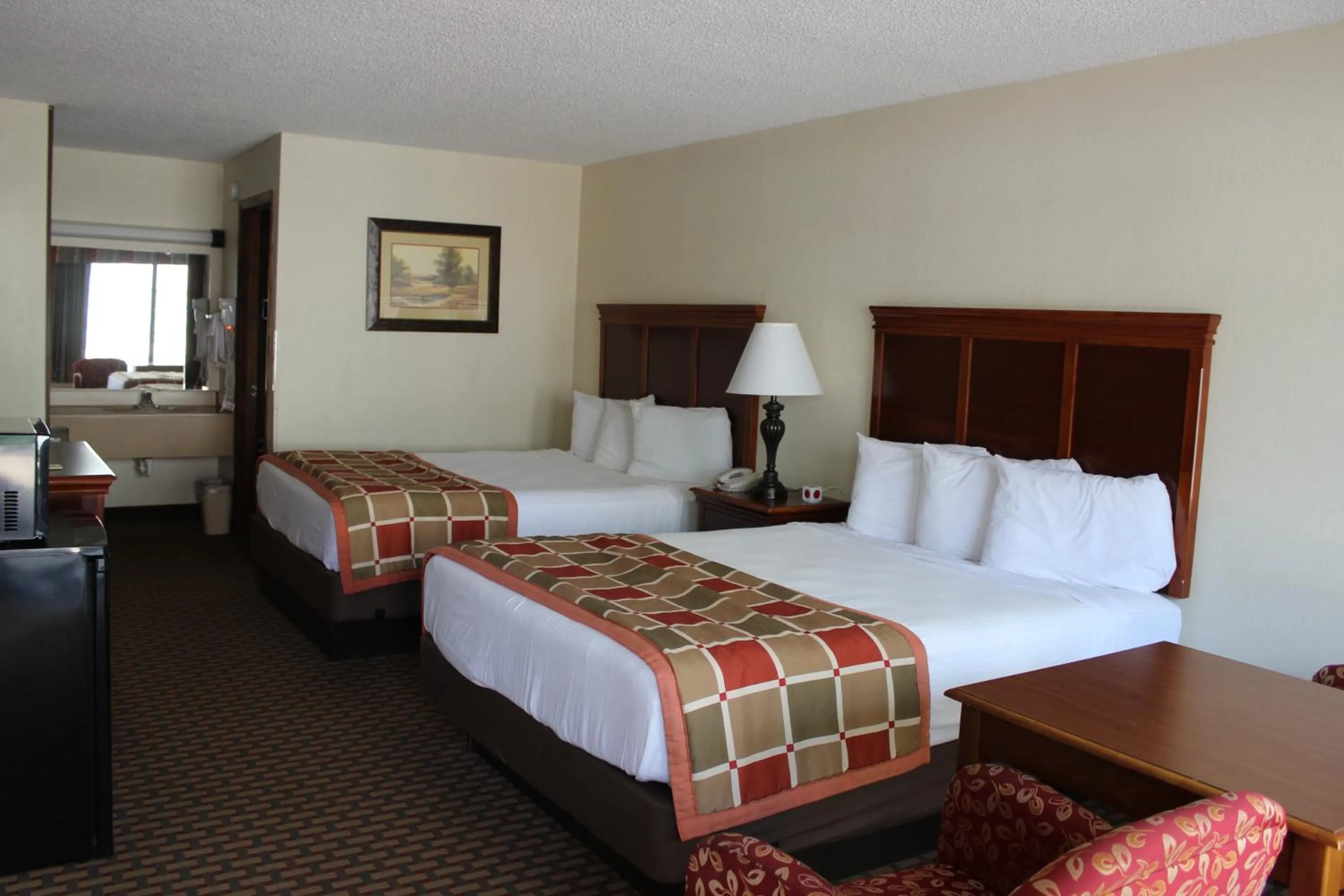 Photo of the whole room, Bed in Great Smokies Inn - Cherokee