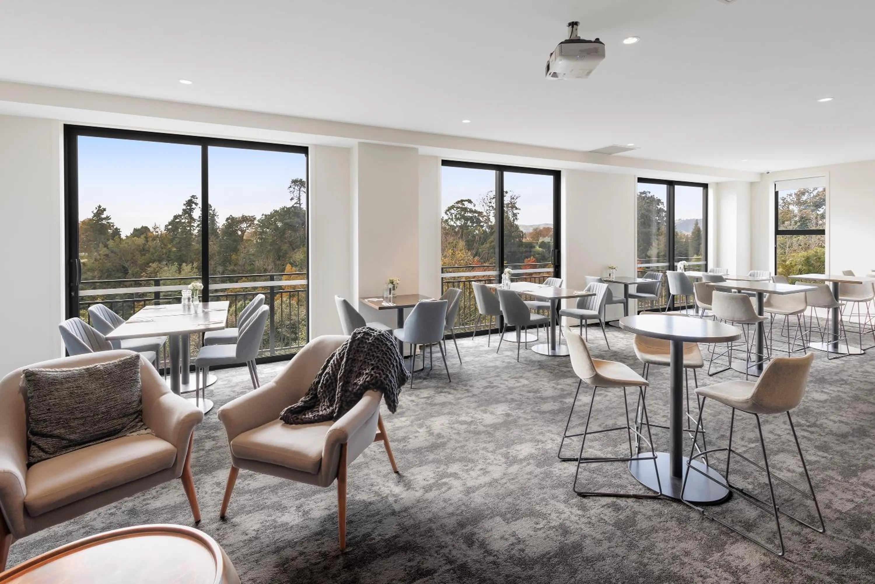 Restaurant/places to eat in Hidden Lake Hotel & Apartments