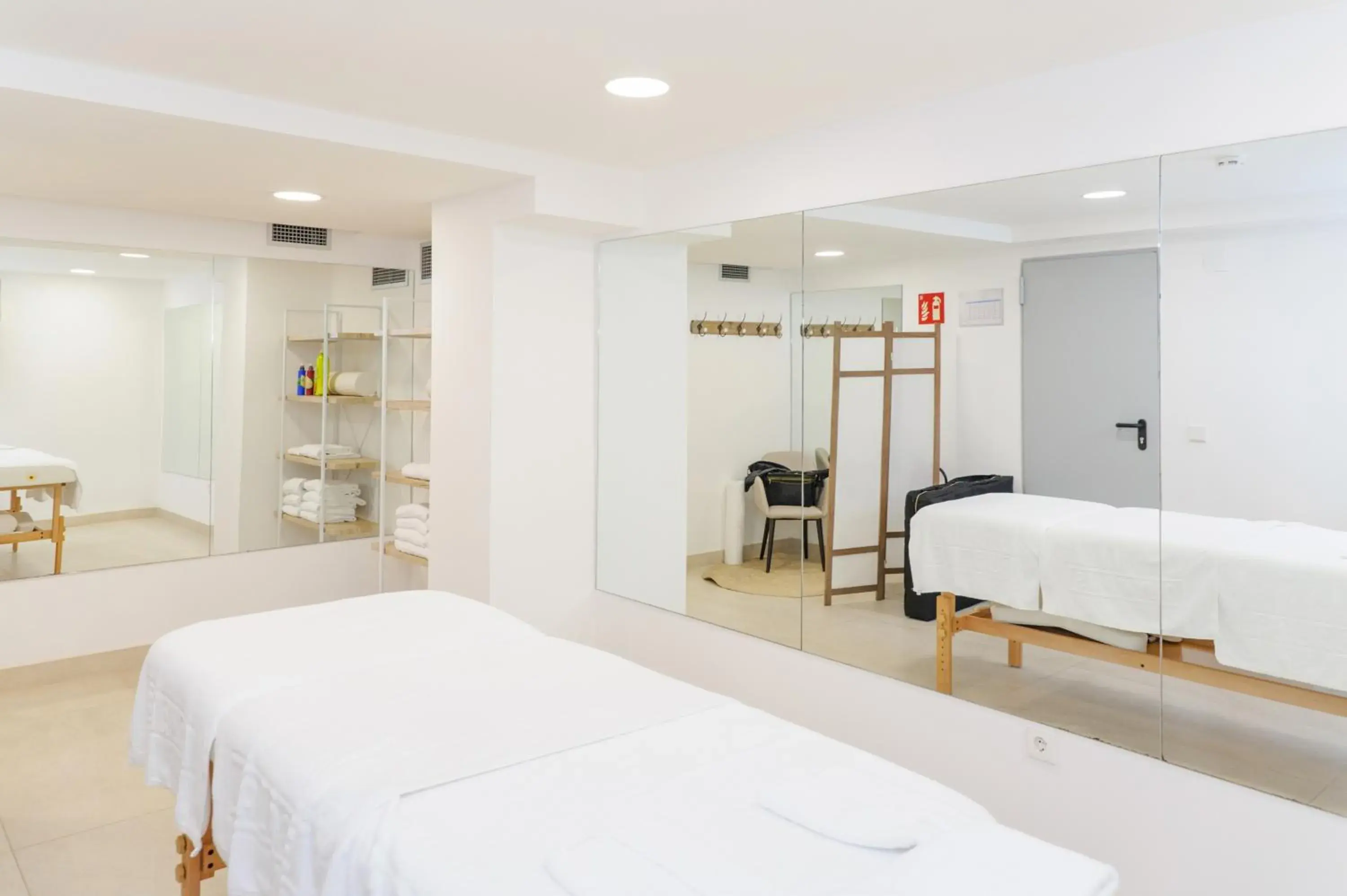 Massage, Bed in Hotel Olympus Palace Massage, Bed in Hotel Olympus Palace