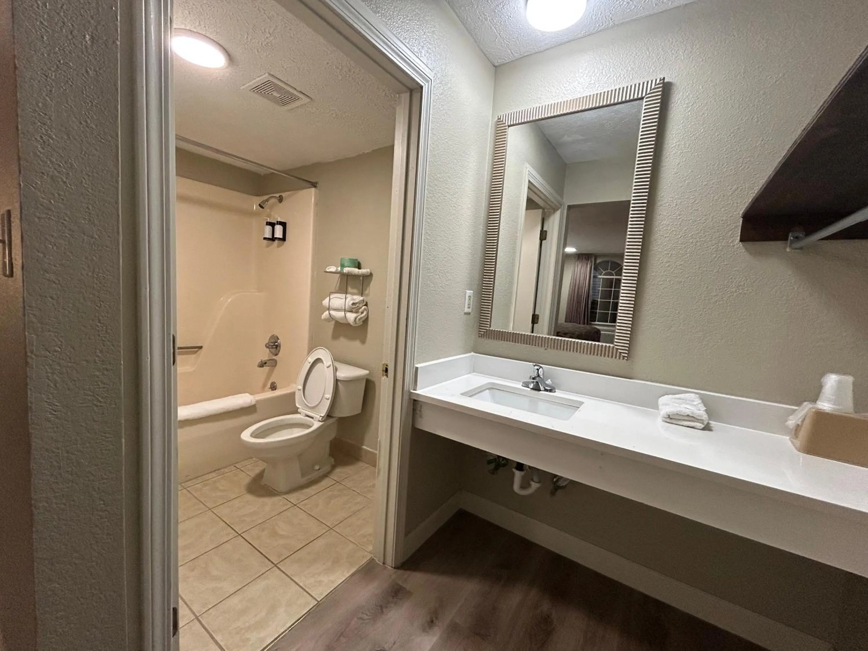 Shower in Americana Inn - Henderson