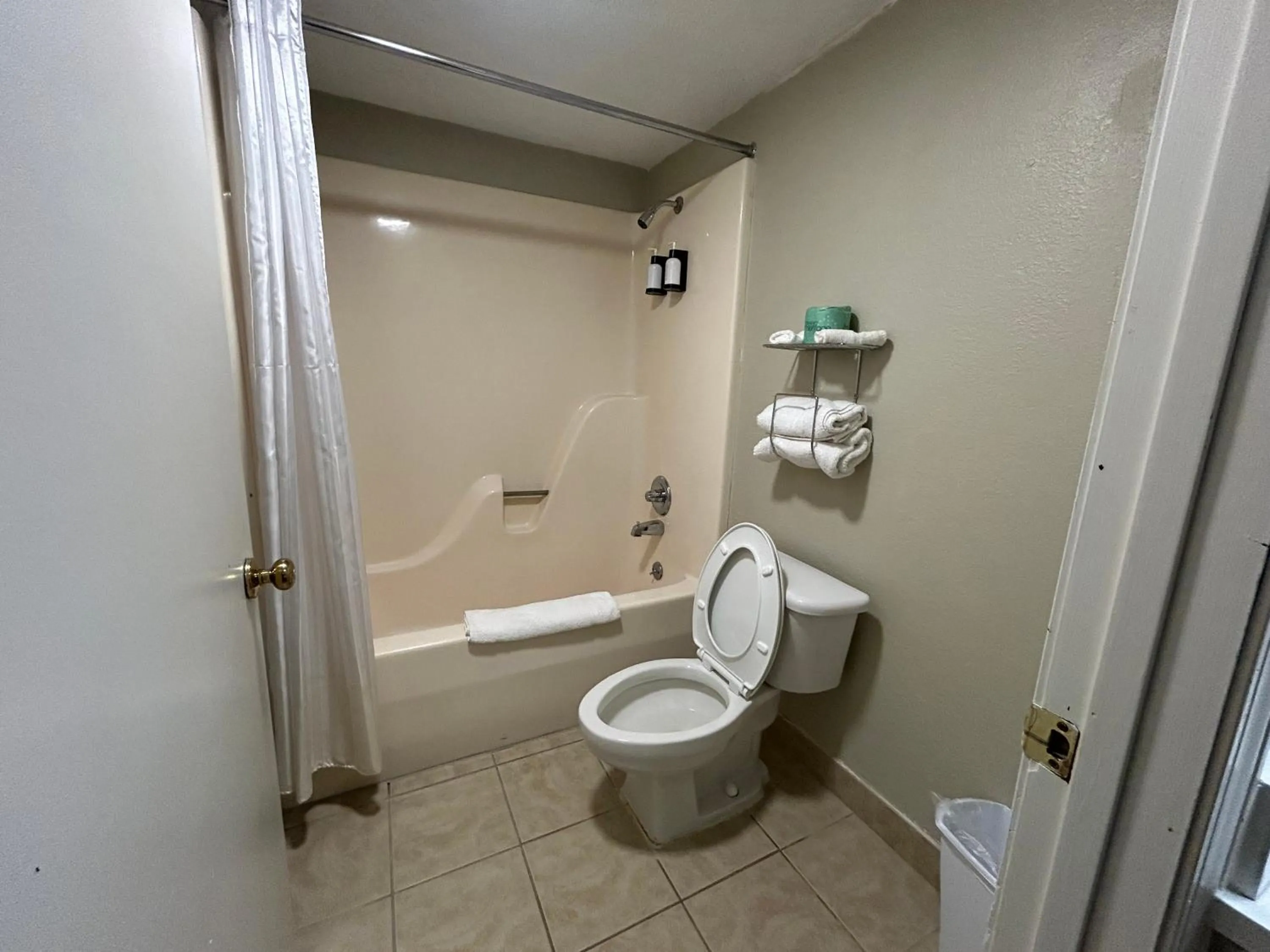 Shower in Americana Inn - Henderson