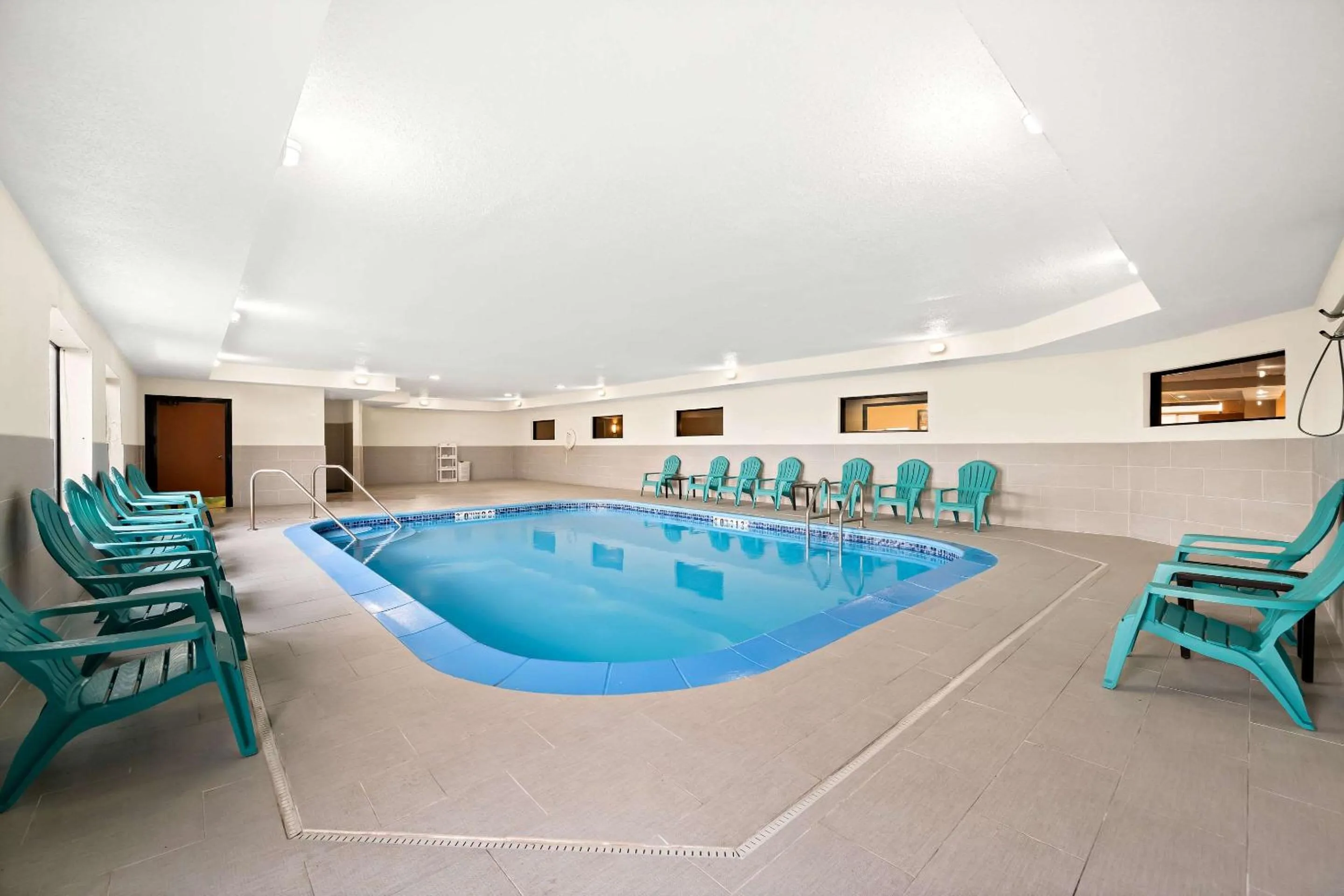 Swimming pool in Comfort Inn & Suites Decatur-Forsyth
