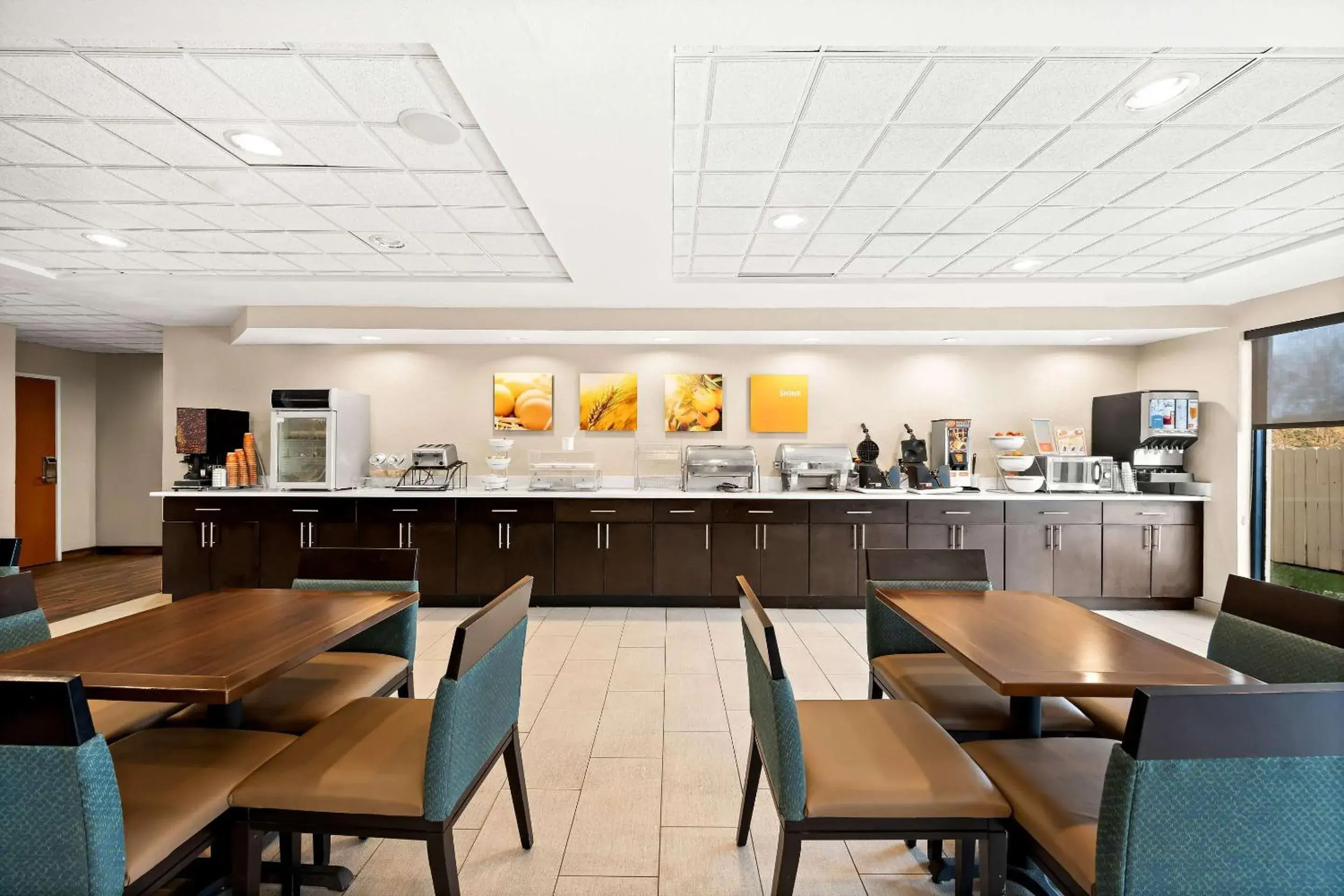 Breakfast in Comfort Inn & Suites Decatur-Forsyth Breakfast in Comfort Inn & Suites Decatur-Forsyth