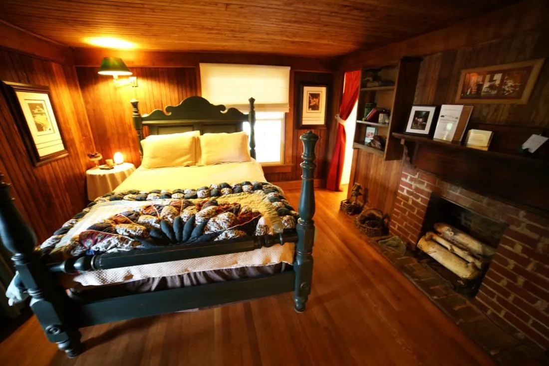 Queen Room in Grandview Lodge