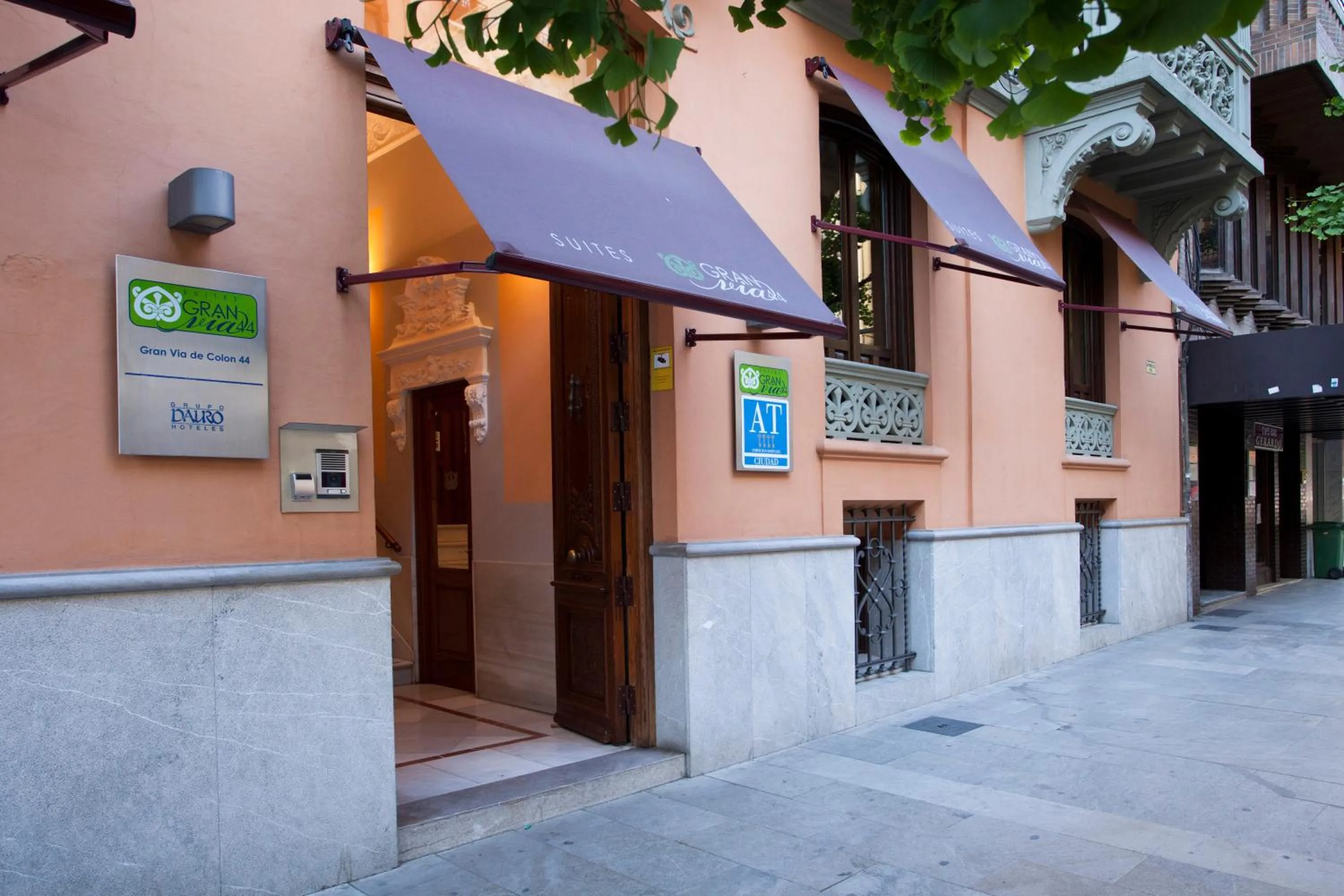 Facade/entrance in Suites Gran Vía 44