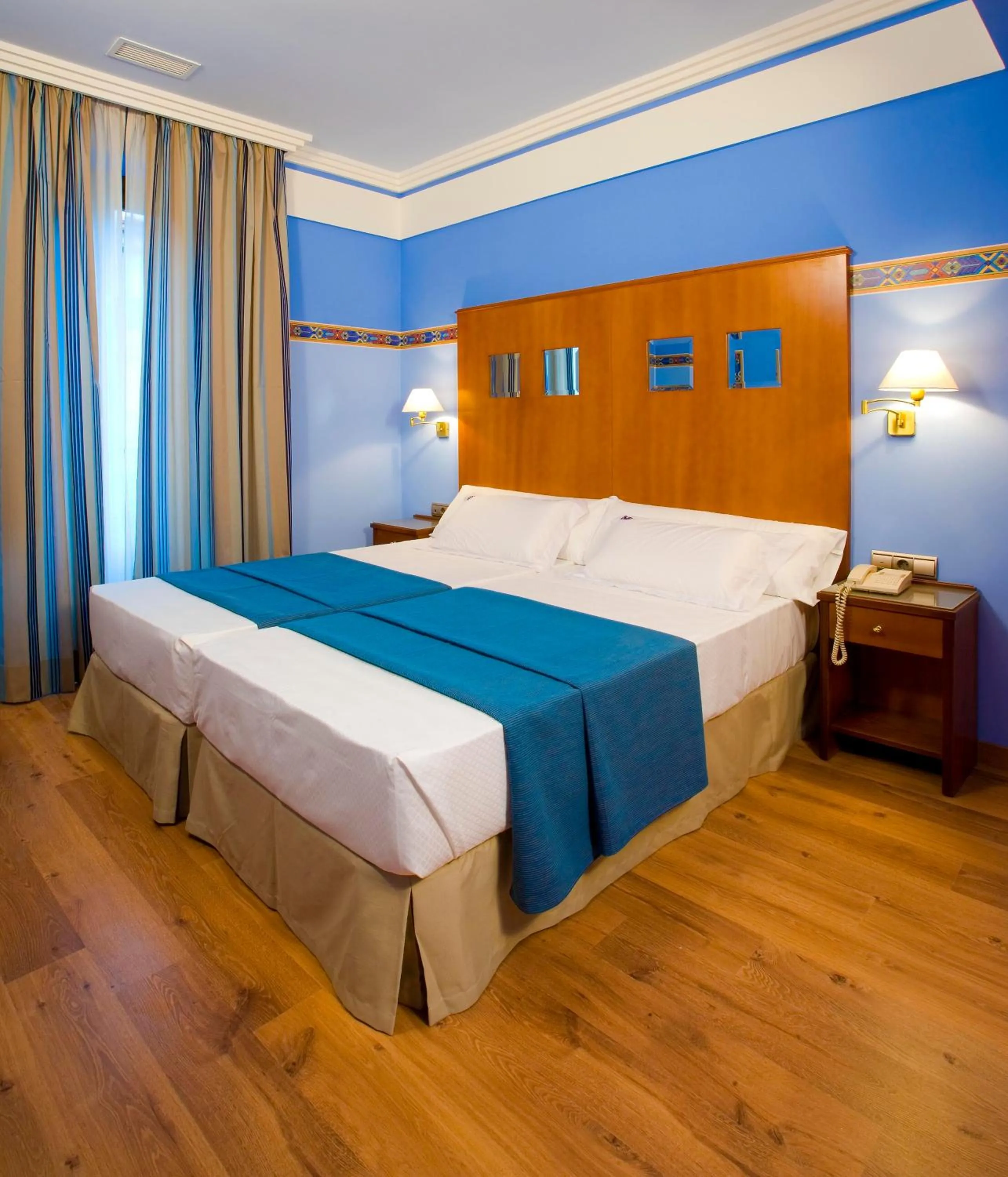 Bed in Suites Gran Vía 44