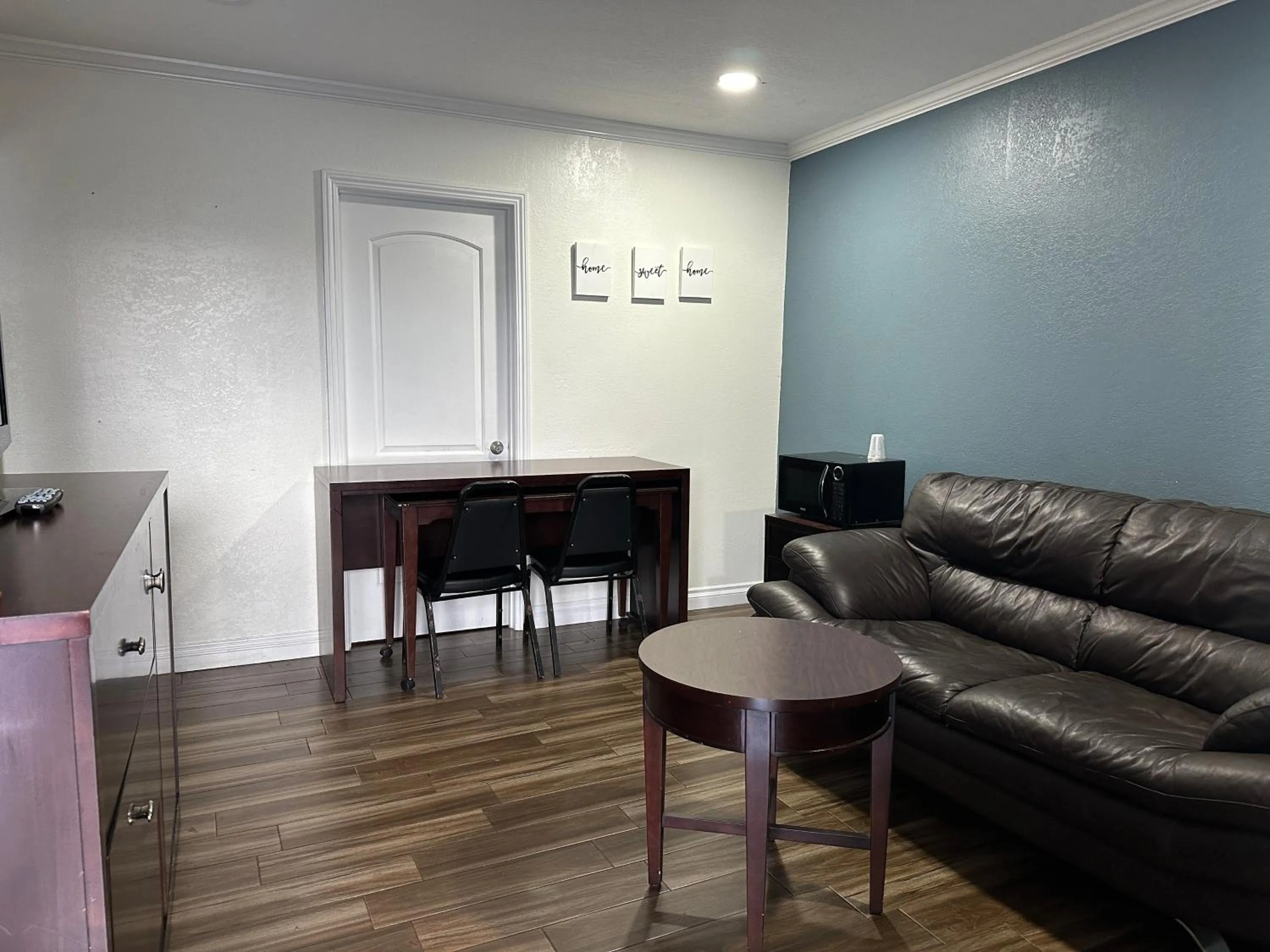 Seating area in Bartlett Motel