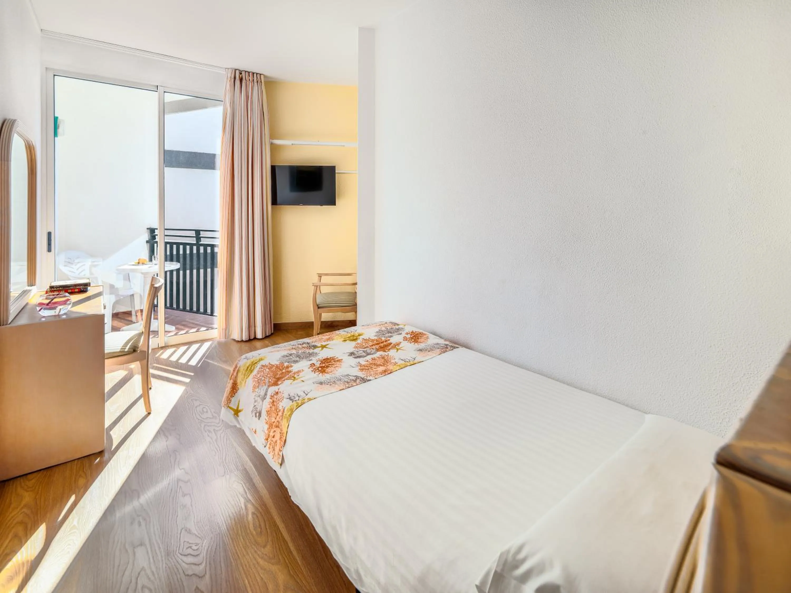 Photo of the whole room, Bed in Relaxia Beverly Park