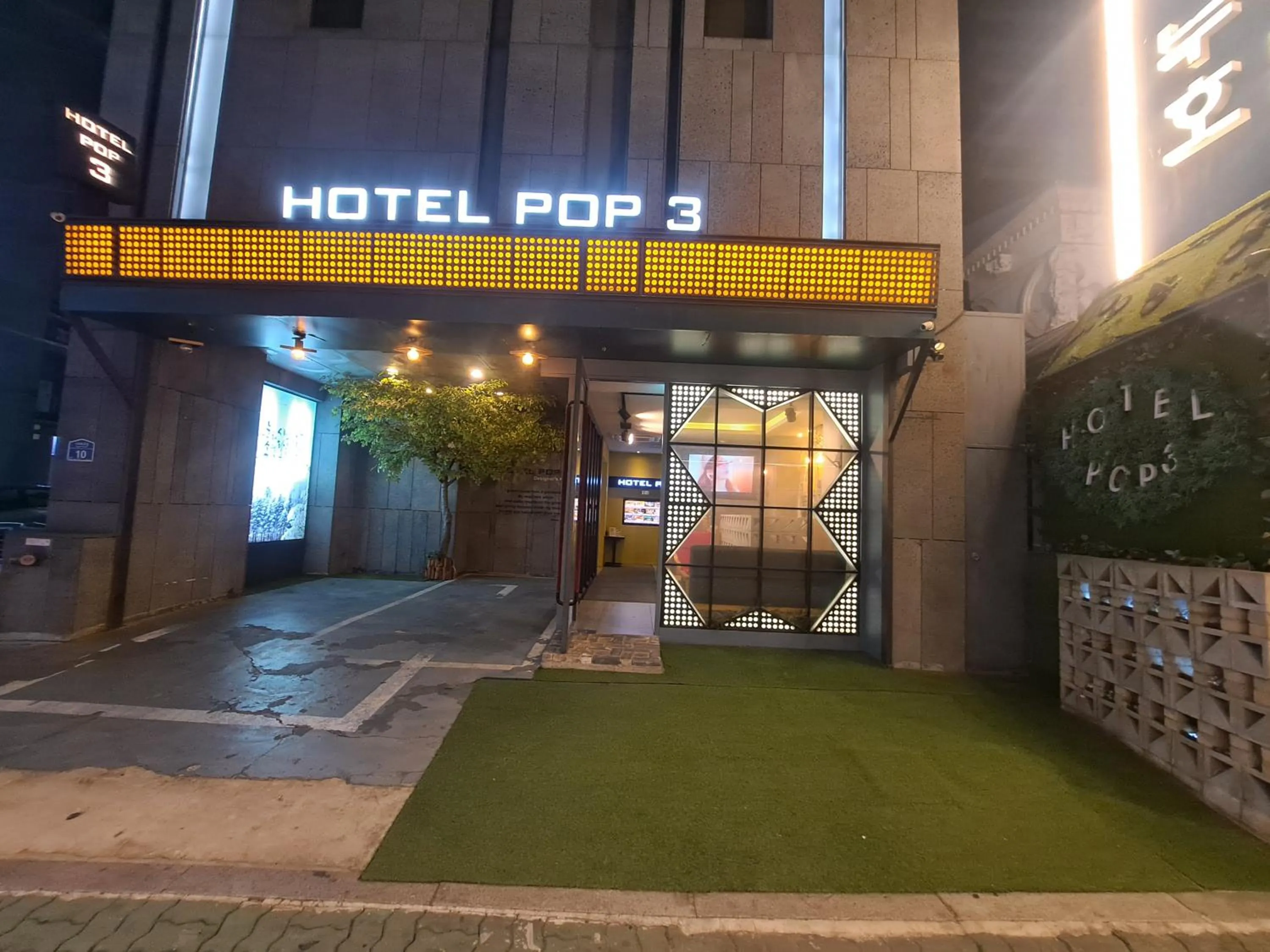 Property building in Hotel POP3 Jongno
