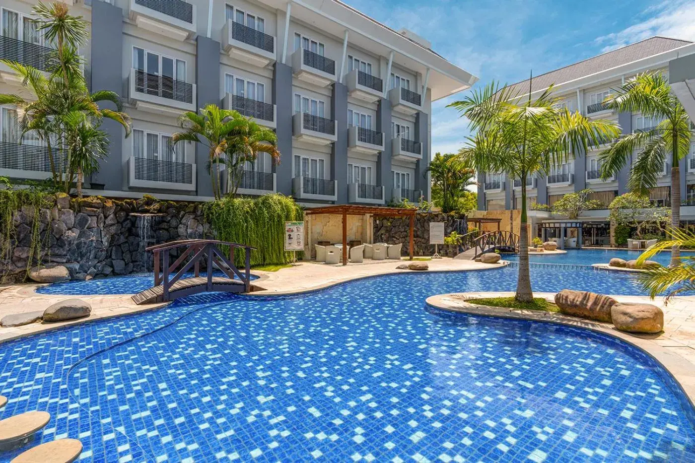 Swimming pool in Swiss-Belhotel Danum Palangkaraya Swimming pool in Swiss-Belhotel Danum Palangkaraya