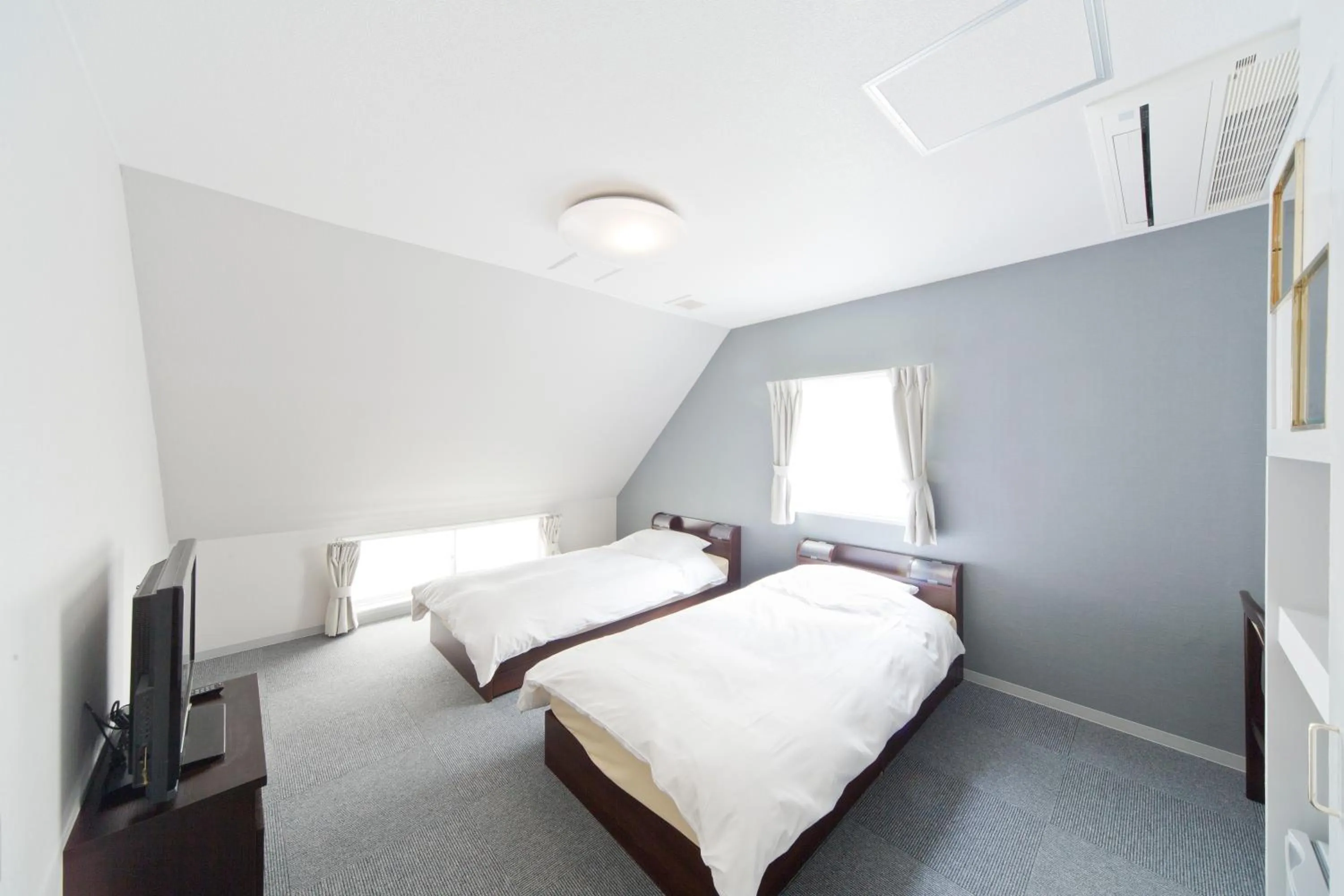 Bed in The Shin-Okubo International Hotel