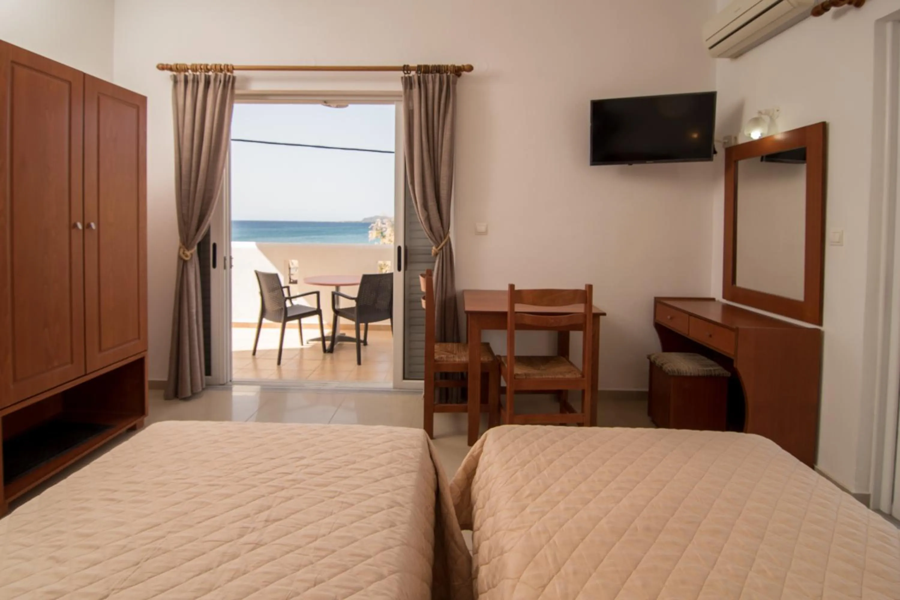 Photo of the whole room, Bed in Sifis Studios