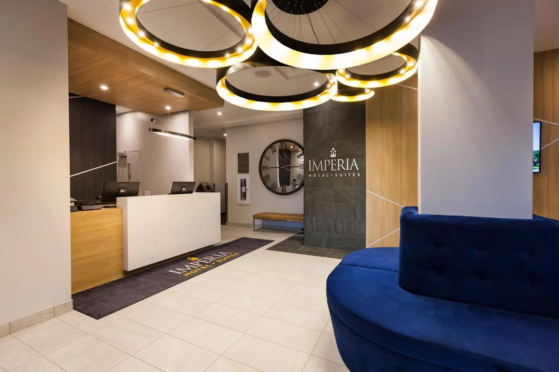 Lobby or reception in Imperia Hôtel et Suites Boucherville