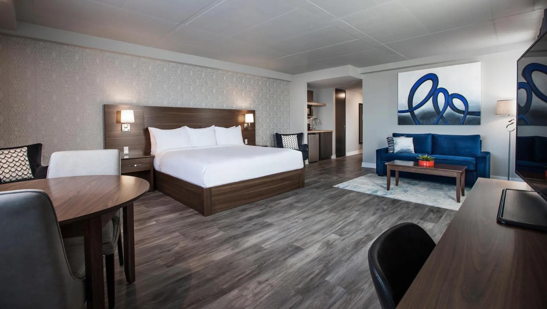 Photo of the whole room, Bed in Imperia Hôtel et Suites Boucherville