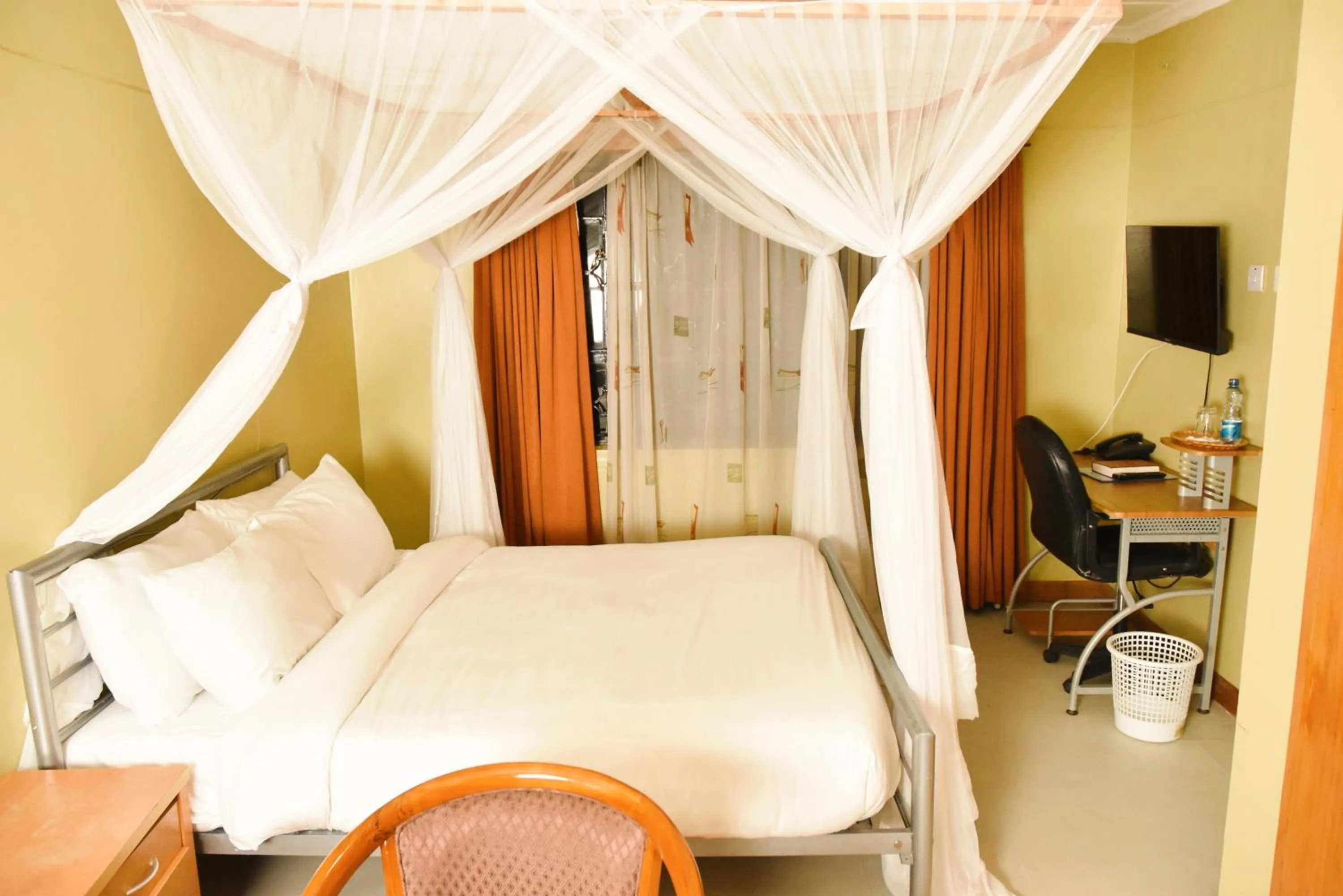 Bedroom, Bed in Wagon Wheel Hotel Eldoret