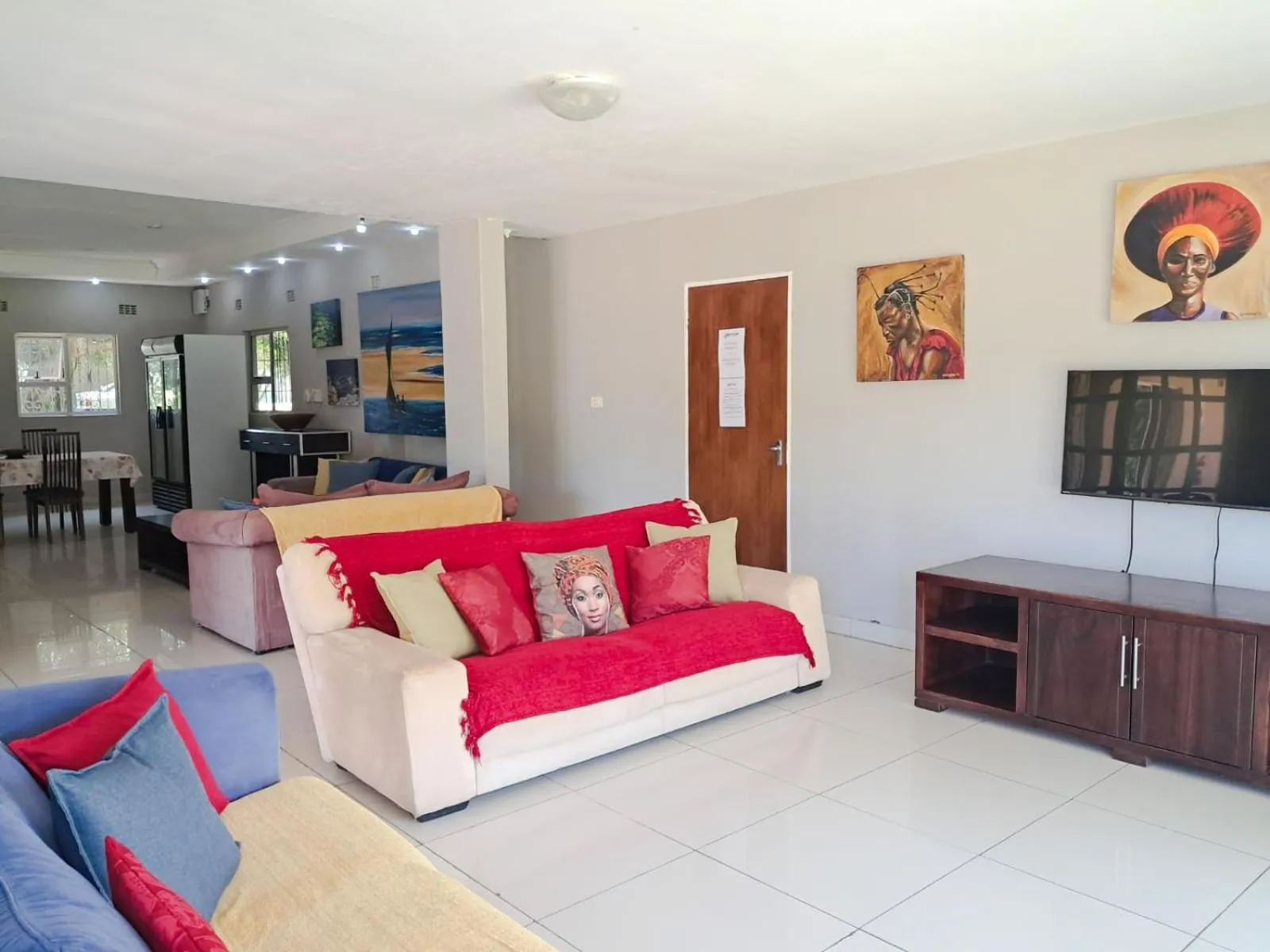 Communal lounge/ TV room in SeaXplore Lodge & Dive Center