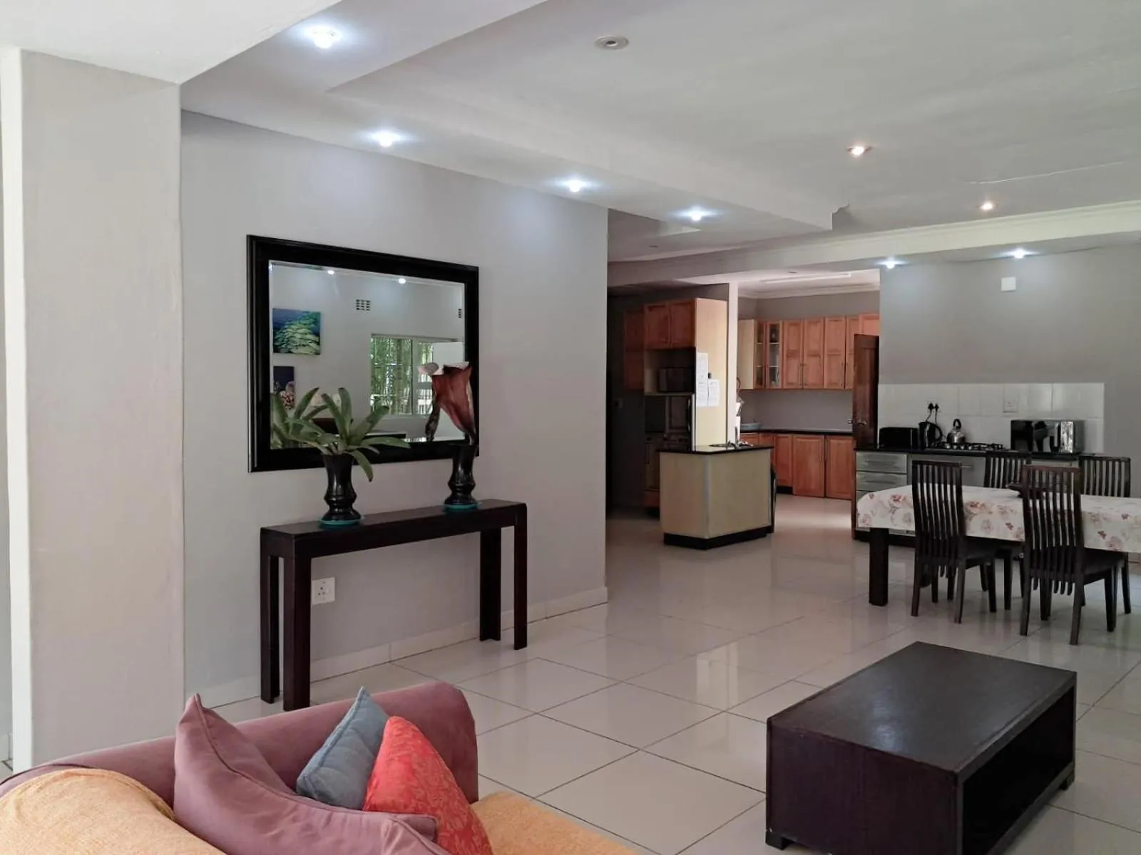 Communal lounge/ TV room in SeaXplore Lodge & Dive Center