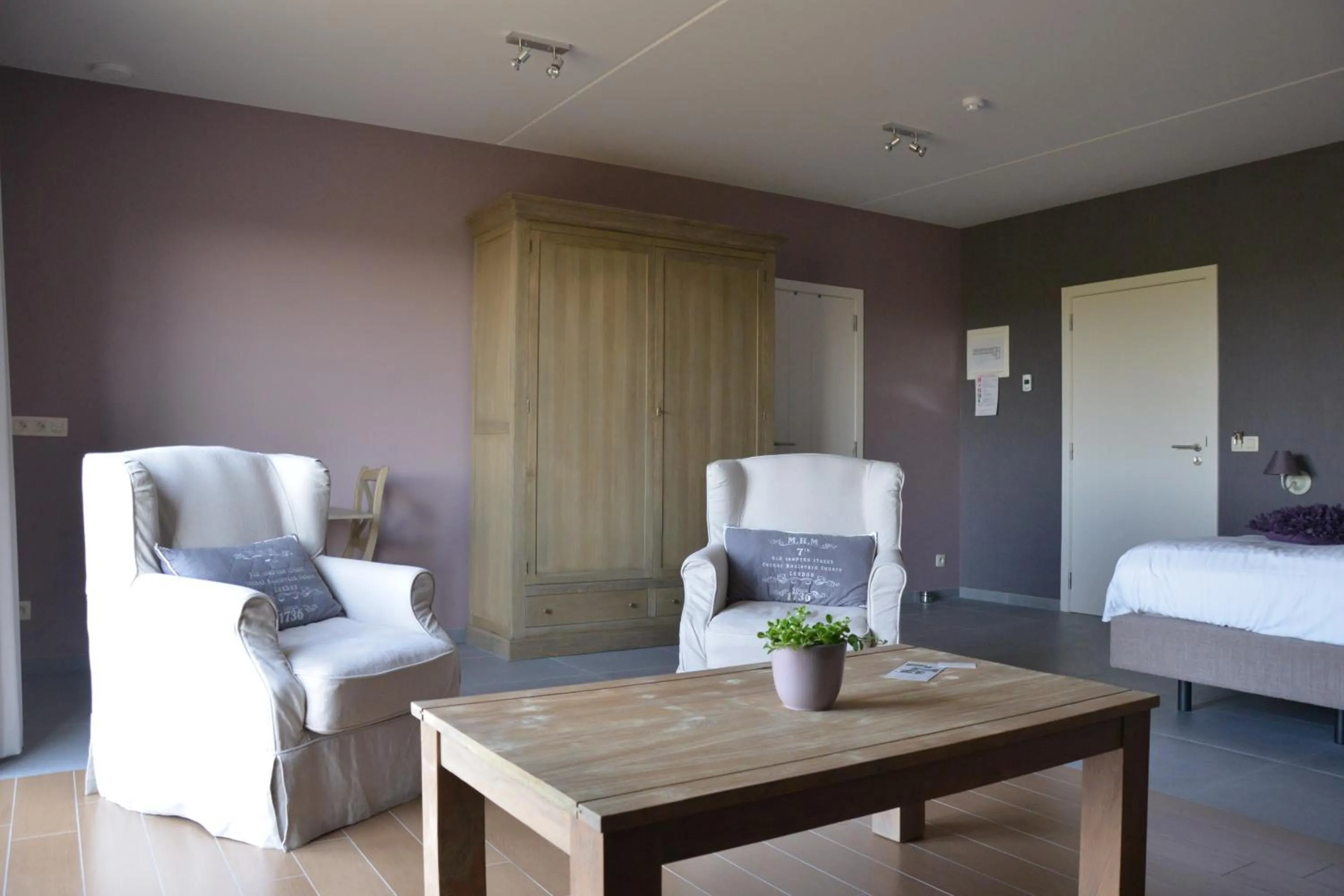 Seating area, Bed in B&B Nieuwhof