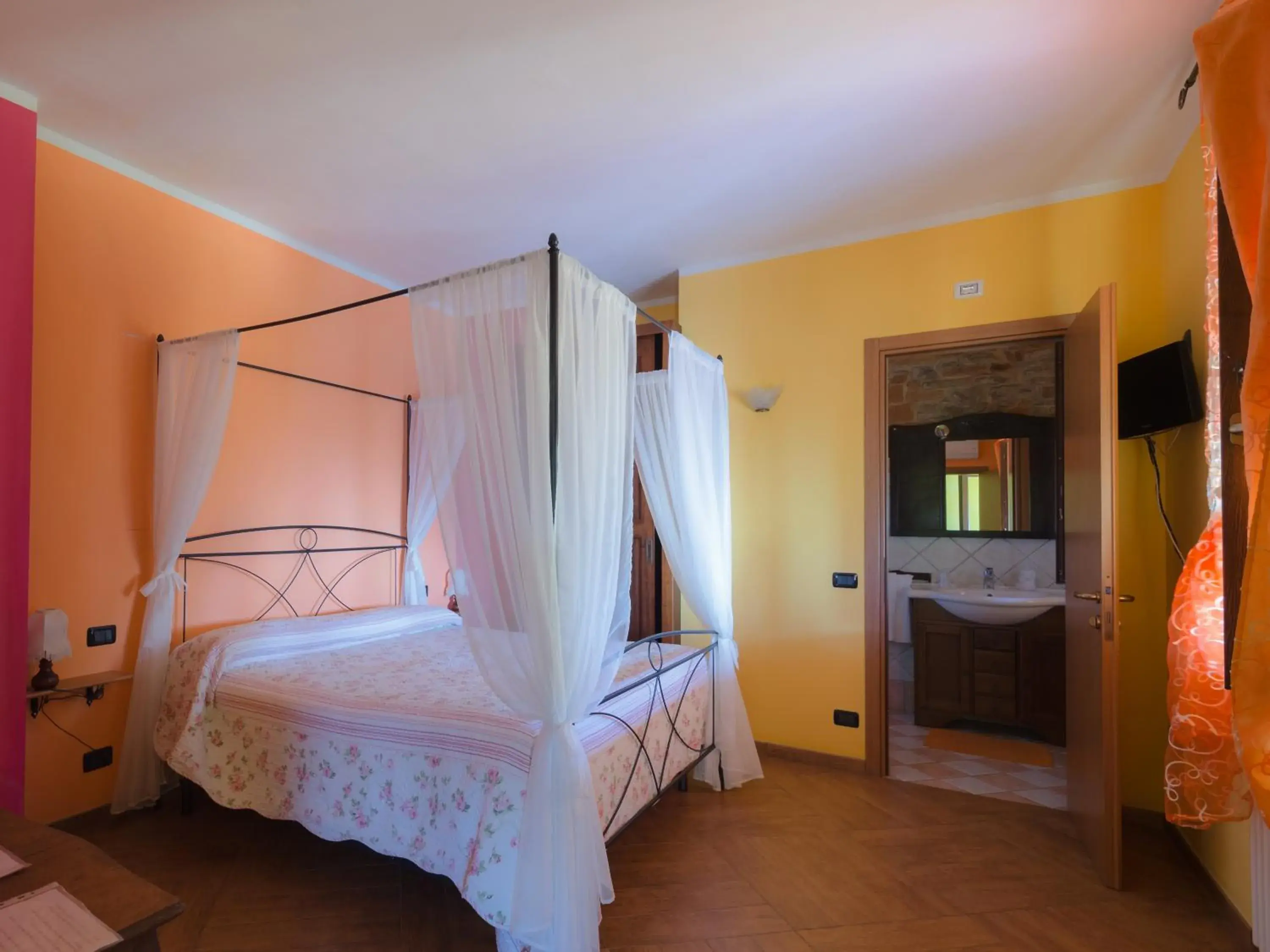 Double or Twin Room - single occupancy in All'Ombra del Castello Double or Twin Room - single occupancy in All'Ombra del Castello