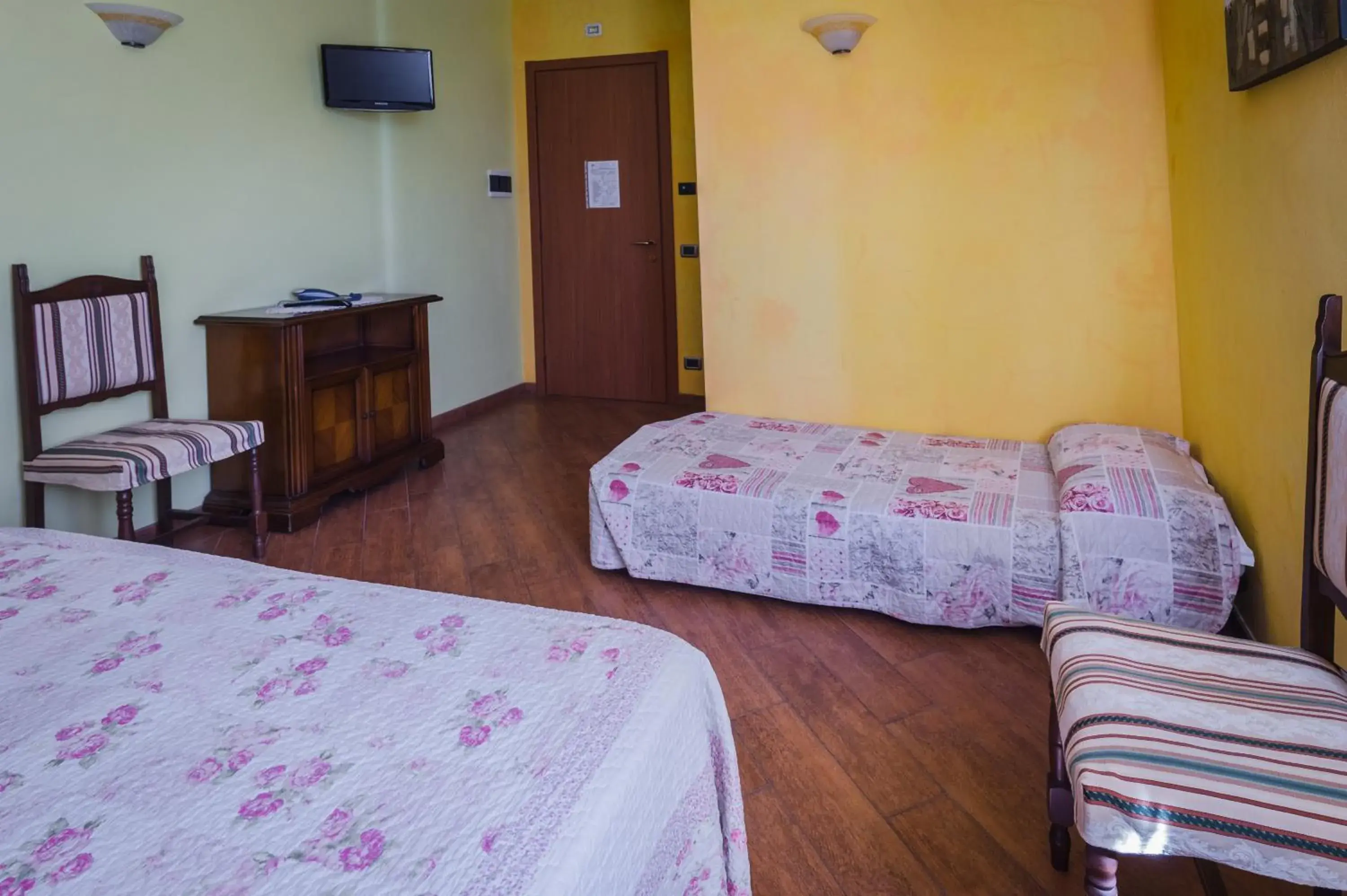 Triple Room with Private Bathroom in All'Ombra del Castello Triple Room with Private Bathroom in All'Ombra del Castello