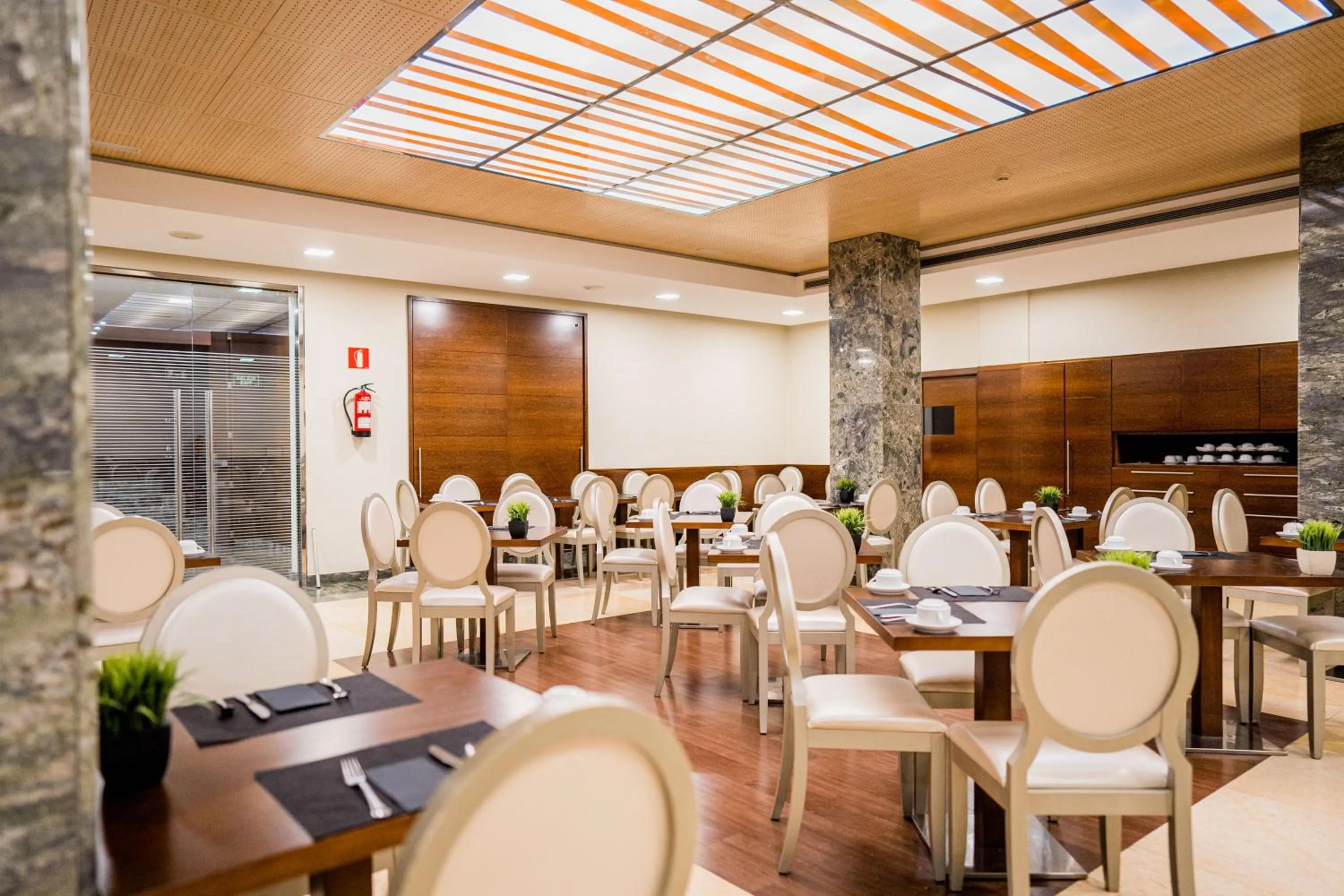 Restaurant/places to eat in Hotel Compostela
