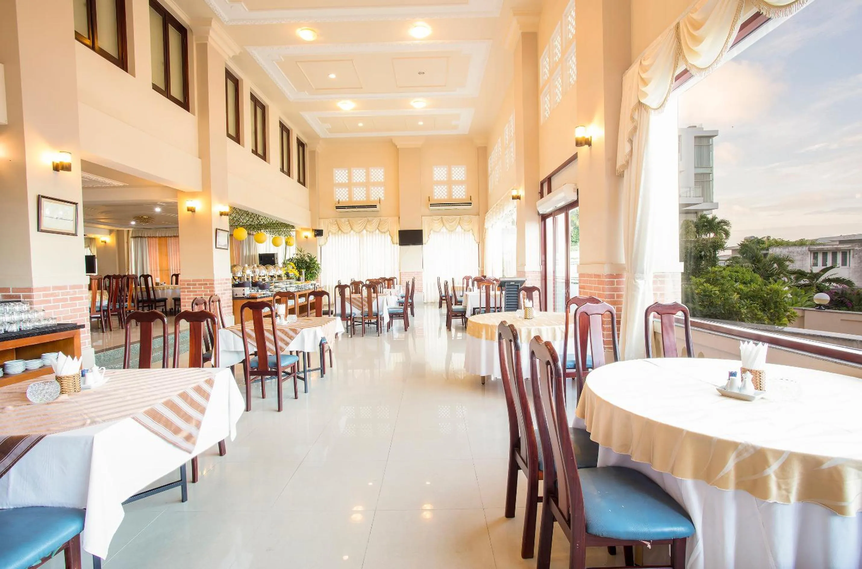 Restaurant/places to eat in Beachfront Hotel