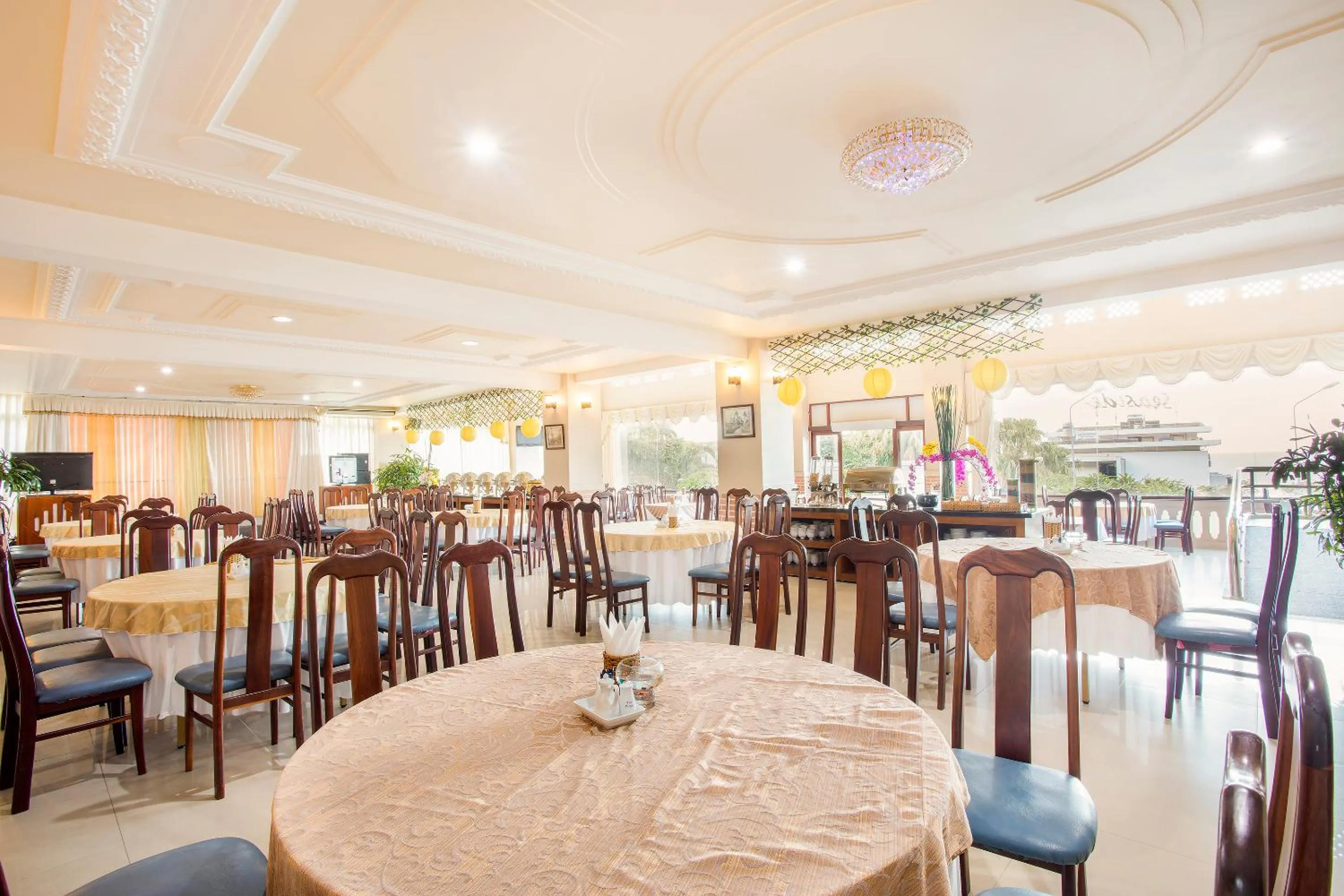 Restaurant/places to eat in Beachfront Hotel