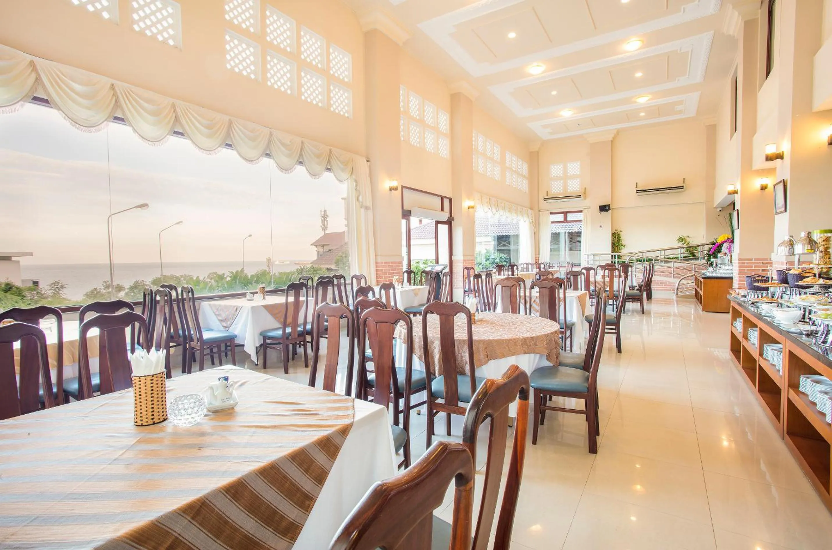 Restaurant/places to eat in Beachfront Hotel