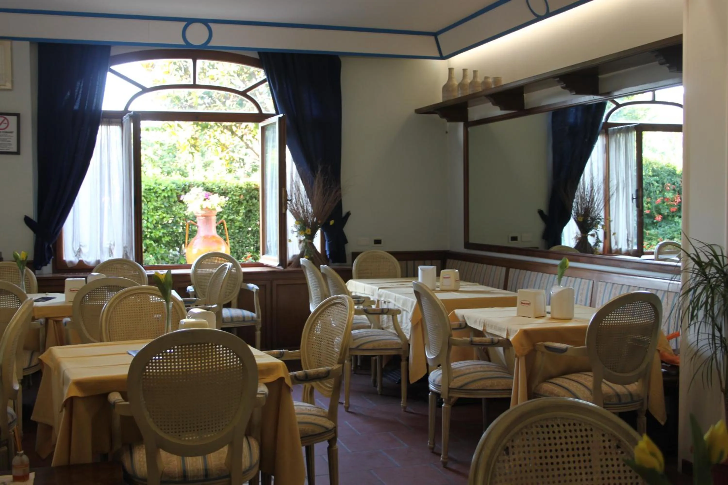 Restaurant/places to eat in Hotel Girasole
